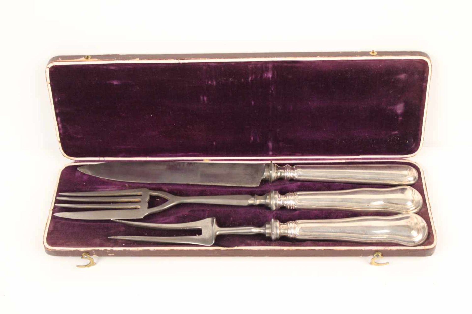 Tranchierbesteck im Etui.Um 1900. 3-teilig, Augsburger Faden, versilbert. L: bis 32 cm.