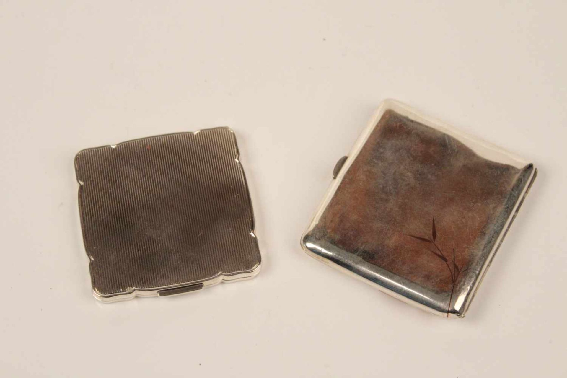 Zigaretten-Etui und Puderdose.Silber 800/925. L: bis 8 x 7,5 cm. Gew: 180 g. - Bild 2 aus 4