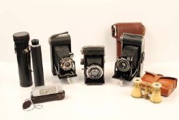 Konvolut. Fotoapparate.Fabrikate: Kodak, Lisette, Agfa im Lederetui, Minox im Etui, Opernglas