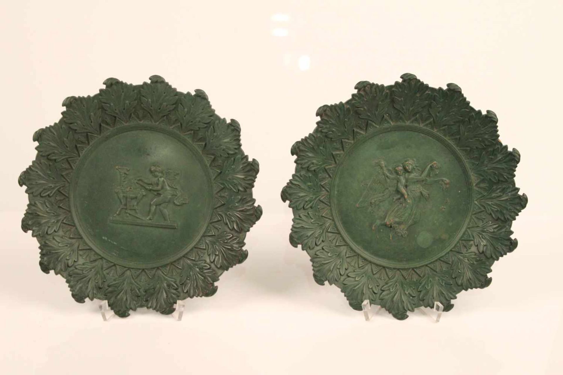 Paar Teller.Um 1900. Steingut, grün glasiert. Manufakturmarke S&G. D: 23 cm. Best.