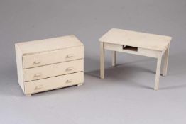 Puppenmöbel.Weiß lackiert. Kommode H: 20 x 26 x 12 cm. Tisch H: 19 x 28,5 x 17 cm.