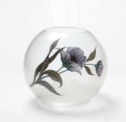 Vase.Mundgeblasenes Glas. Dekoriert mit Mohn und Libelle. Fa. Eisch. H: 15,5 cm.