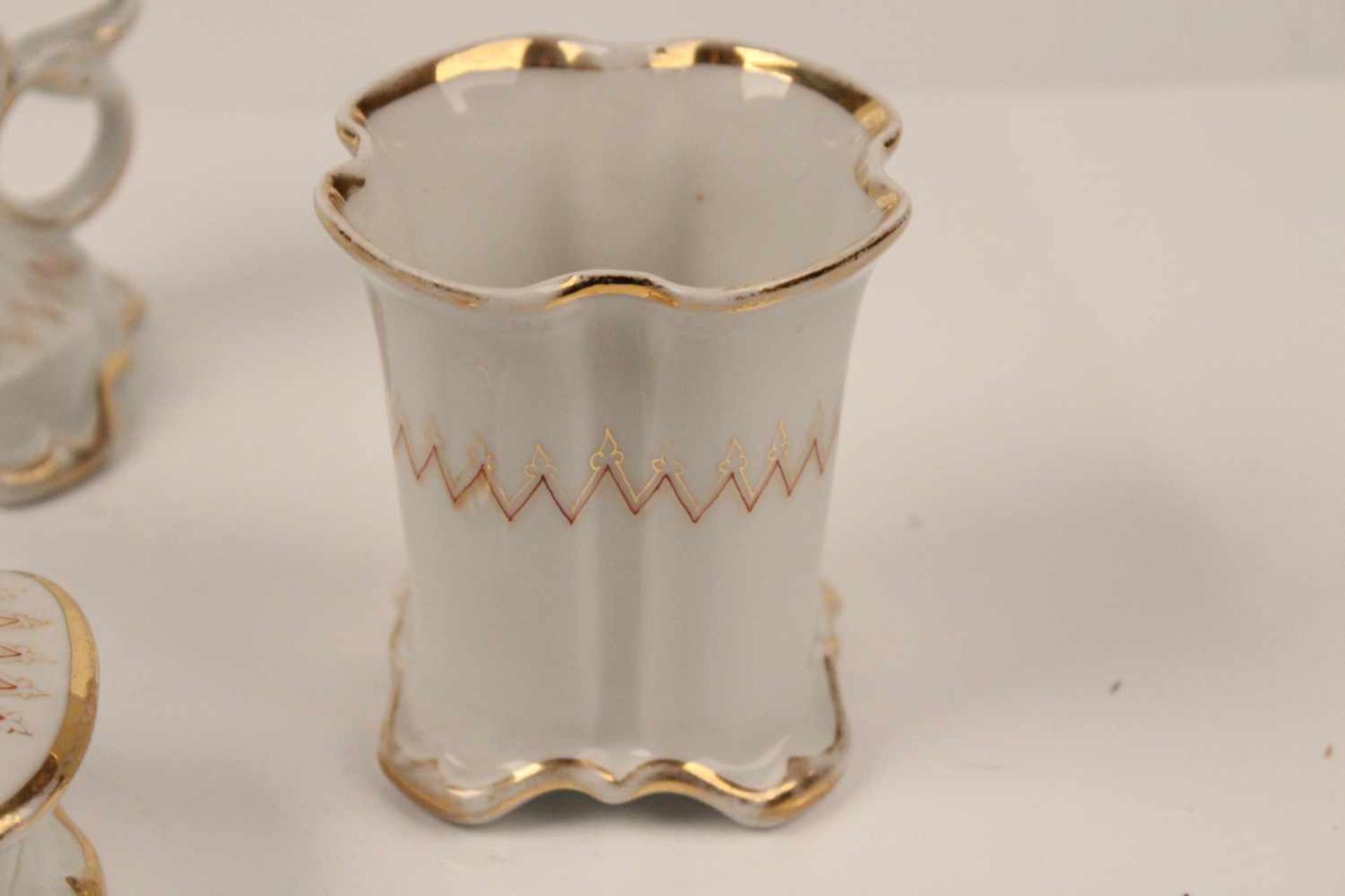 Vierteiliges Set. Porzellan.Kerzenleuchter, Seifenschale mit Deckel, Vase und Körbchen. Zick - Bild 4 aus 7