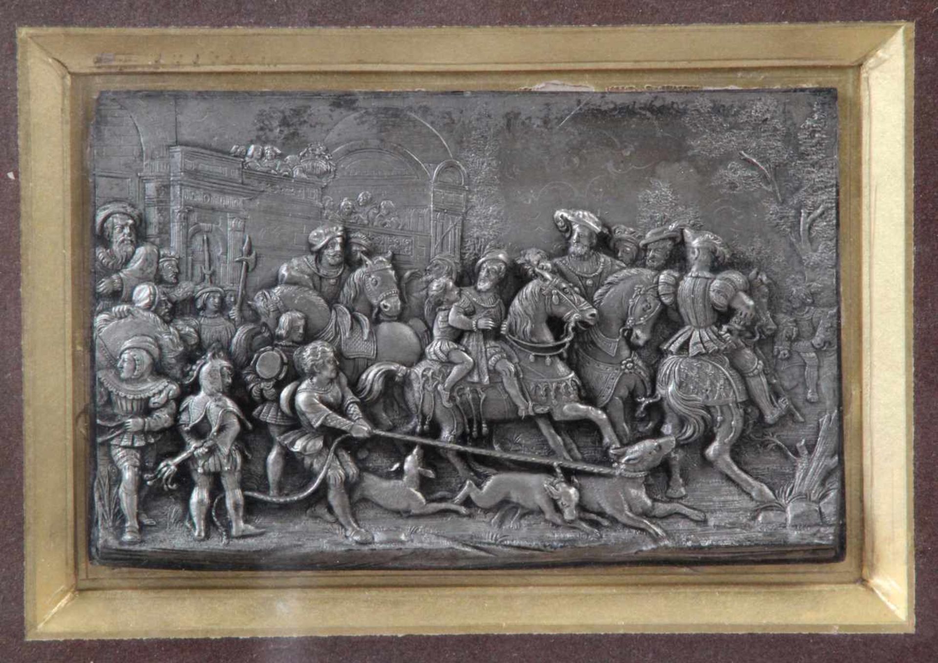 Reliefbild im Renaissancestil.Reiche Figurendarstellung, hinter Glas. Dazu Reliefbild und Rah