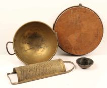 Konvolut Kupfer und Messing.Runde Platte und Schälchen. Ø 34 cm. Henkelschüssel und Reibei