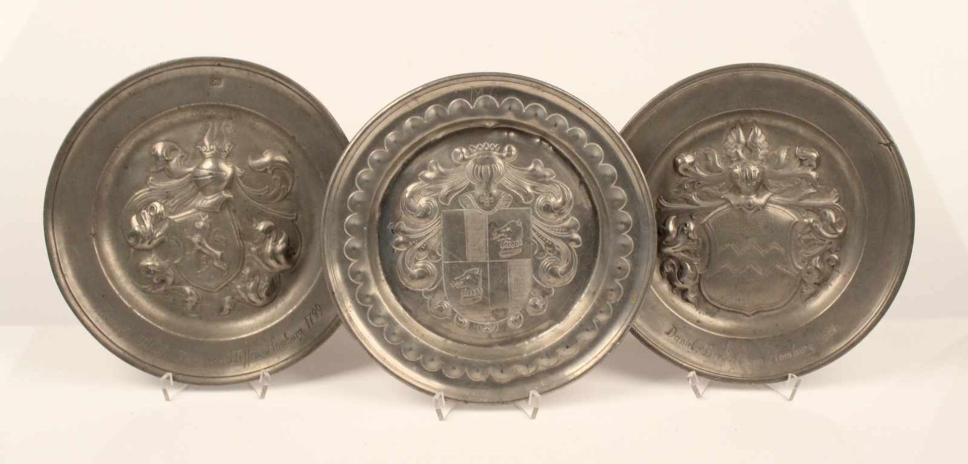 Drei Wappenteller.19. Jh. Zinn. Ø: 22 cm.