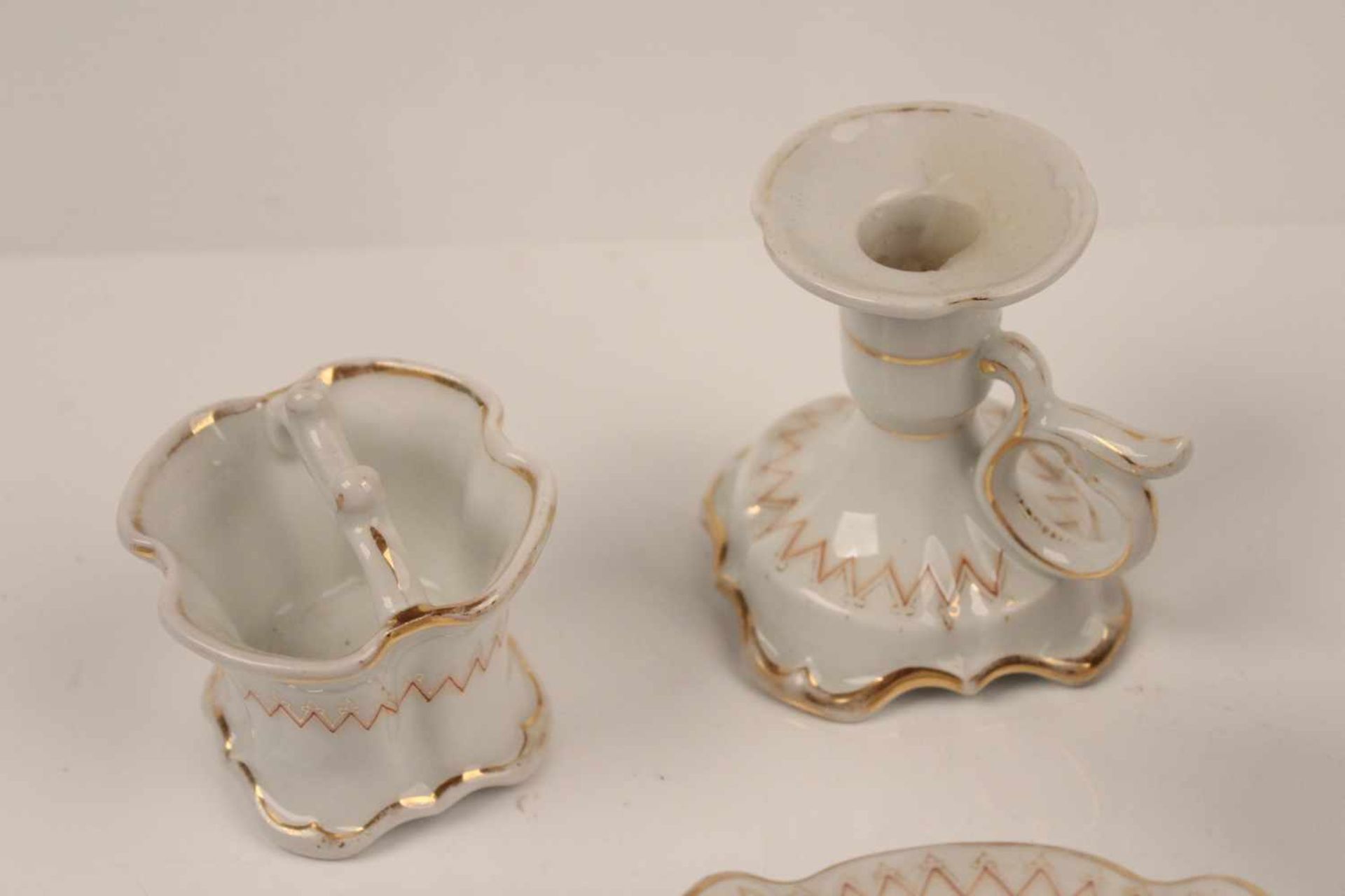 Vierteiliges Set. Porzellan.Kerzenleuchter, Seifenschale mit Deckel, Vase und Körbchen. Zick - Bild 6 aus 7