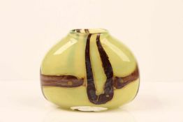 Glasvase.Murano. 20. Jh. Ovale Form. Gelbstichiges Glas mit eingeschmolzenen braunen Bändern