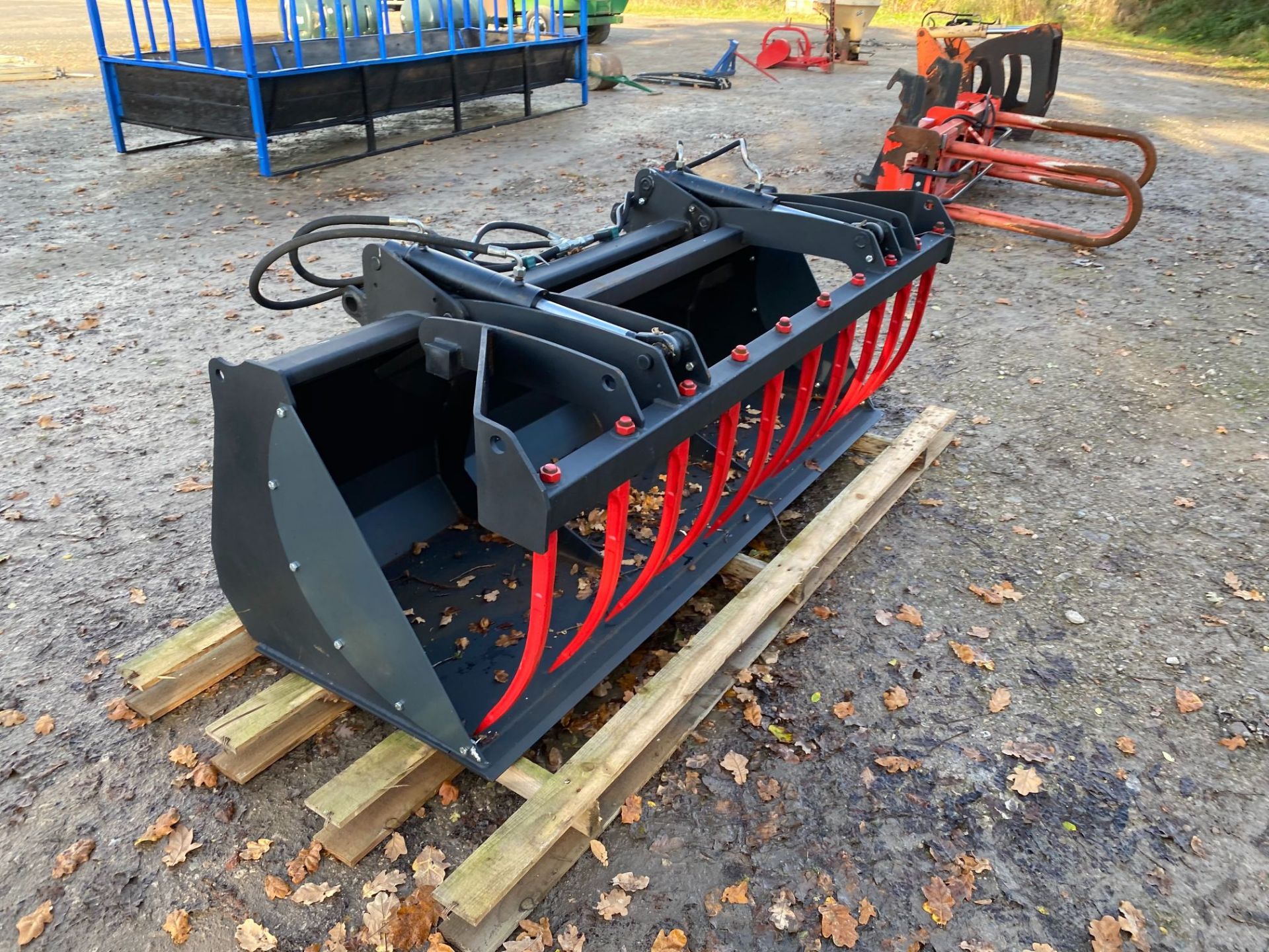 LOADER BUCKET & HYDRAULIC FORKS.2M - Image 2 of 3