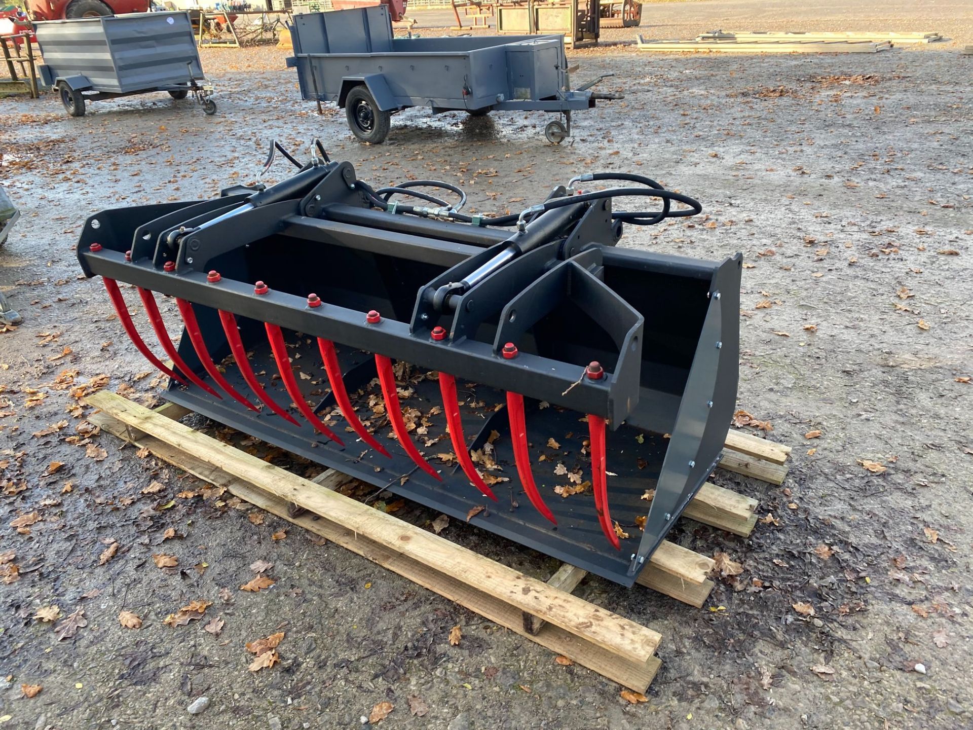 LOADER BUCKET & HYDRAULIC FORKS.2M