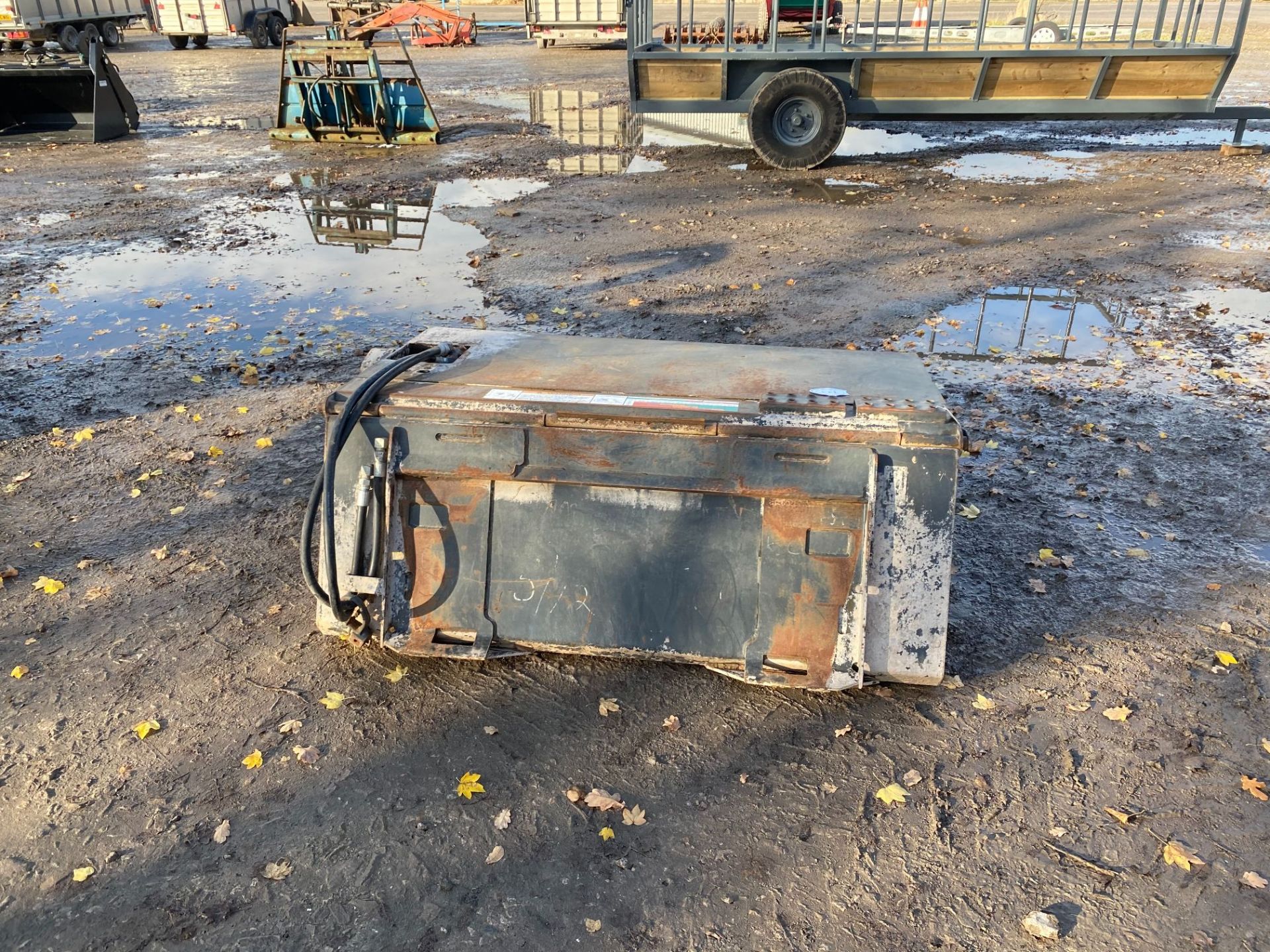 BOBCAT SKID STEER ROAD BRUSH& BUCKET 5FT - Image 3 of 3