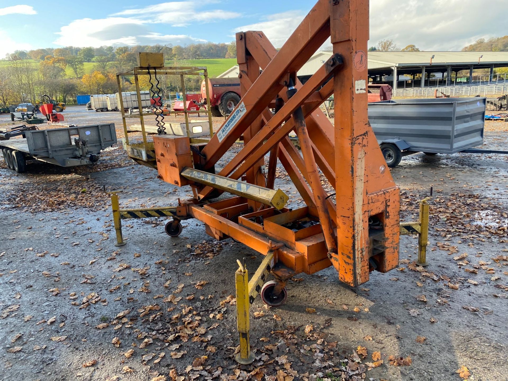 HYDRAULIC PLATFORM & CAGE.CHERRY PICKER