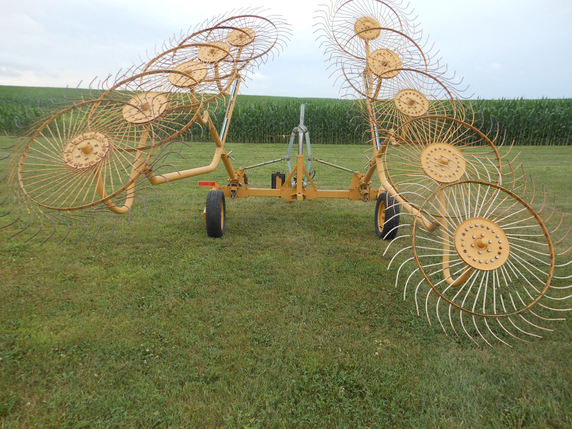 10 wheel Vermeer hyd. fold wheel rake.