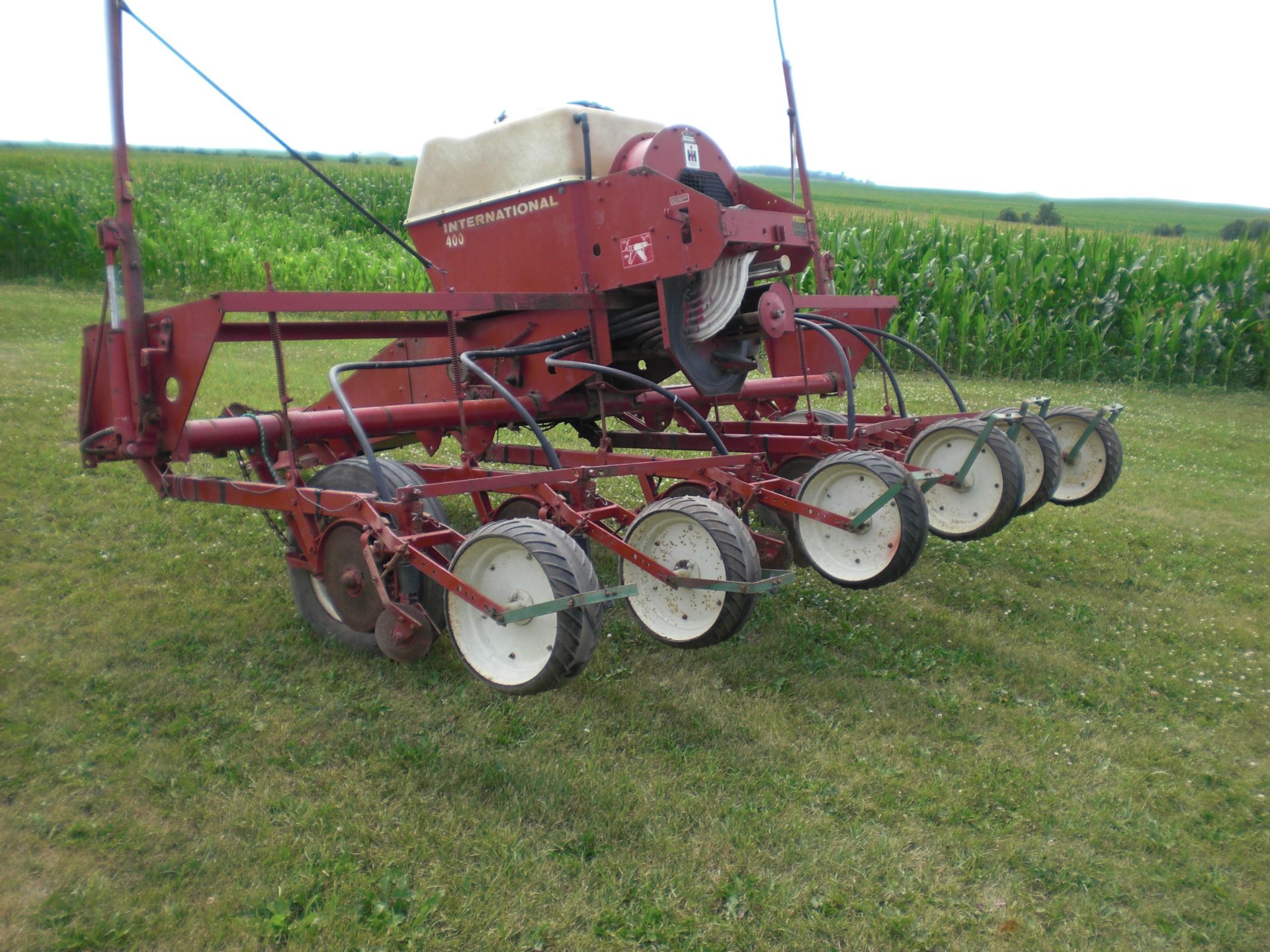 6-30 IH 400 pull type air planter. - Image 3 of 3