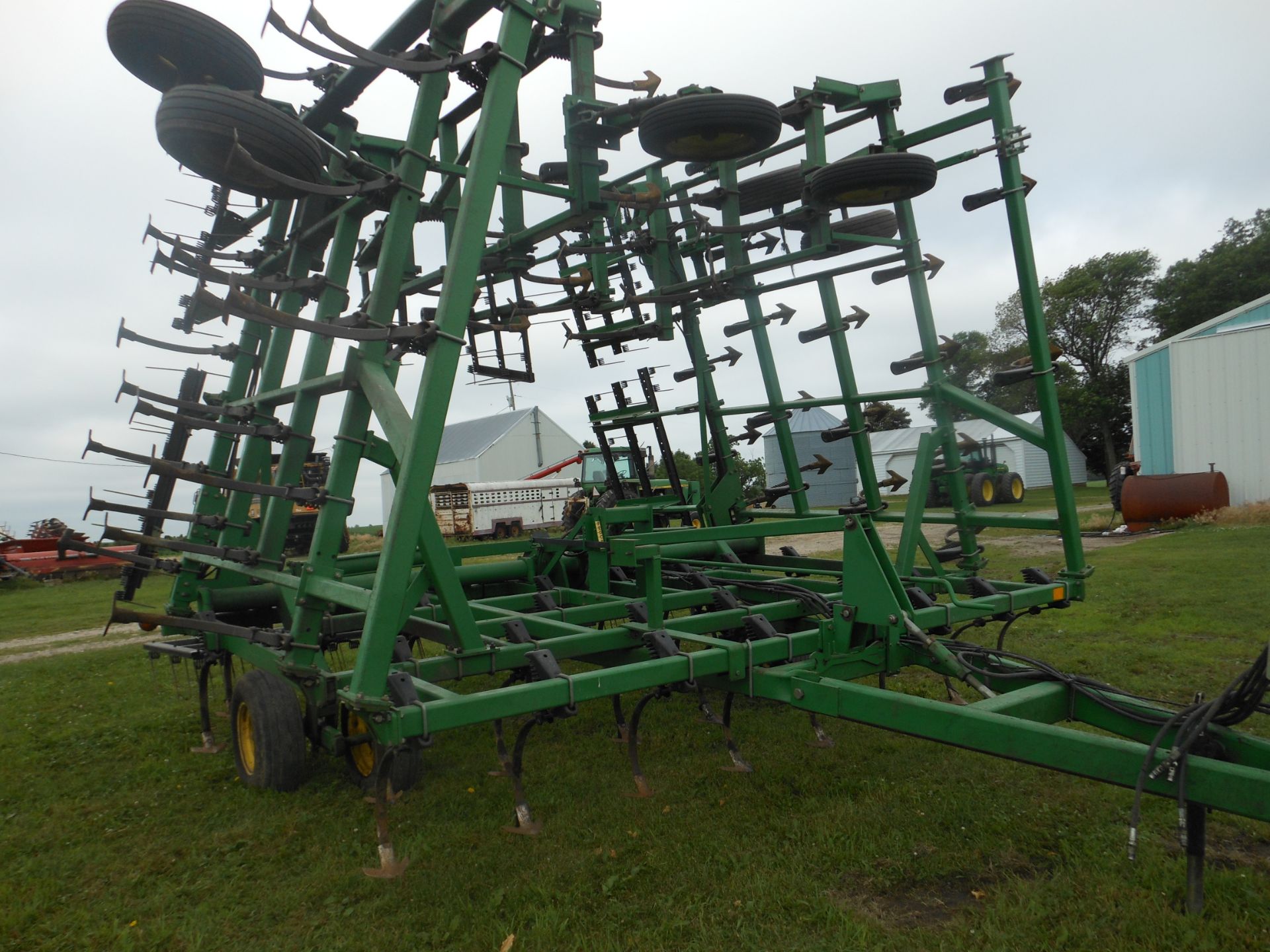 44 ½ 980 JD field cultivator w/3 bar leveler. - Image 5 of 6