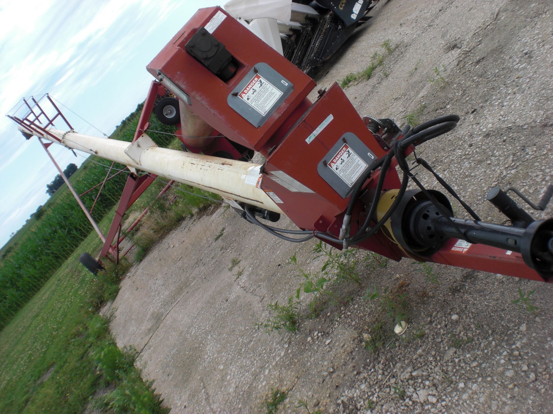 10’X66’ Fetrel auger hyd. raise.