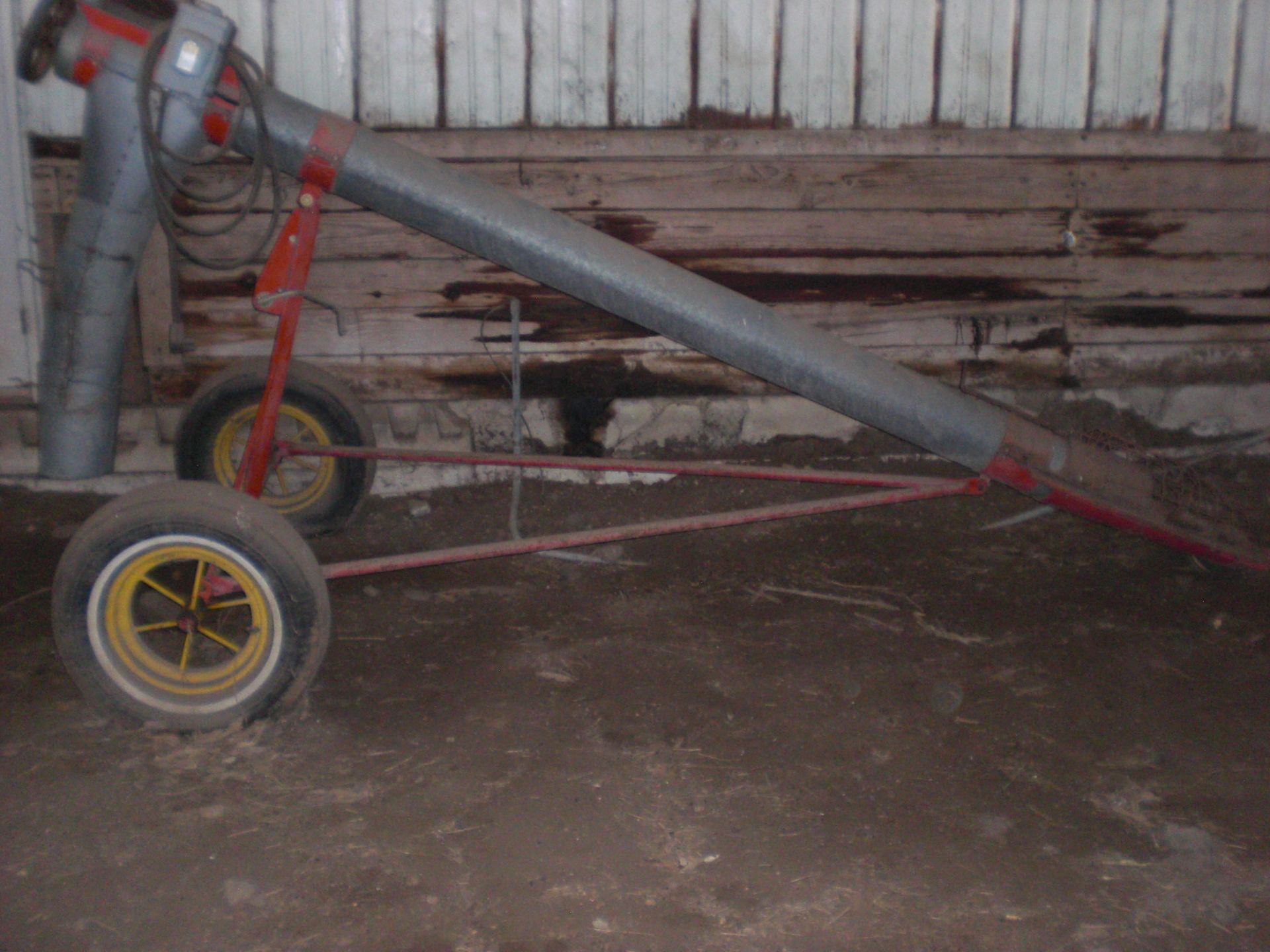 8”X12’ truck auger on 2 wheels - Image 2 of 2