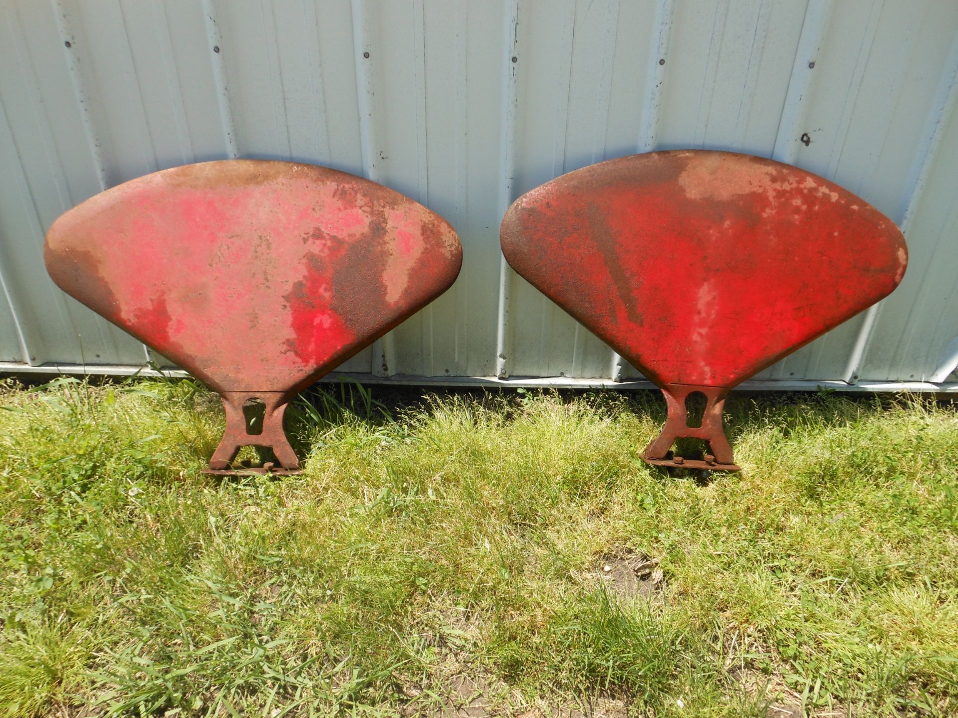 IH clam shell fenders. - Image 2 of 2