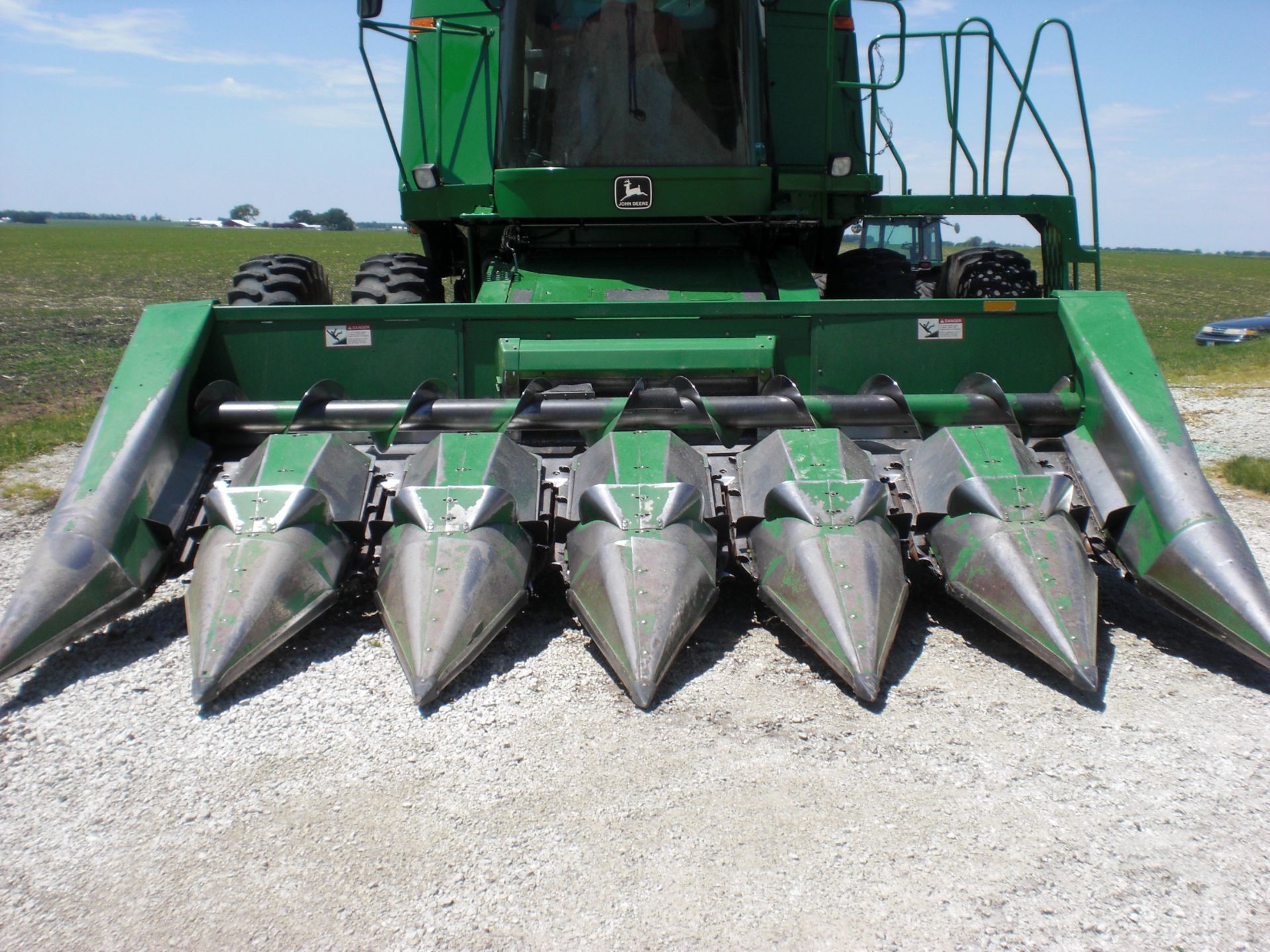 1989 6-30 JD low profile 643 corn head