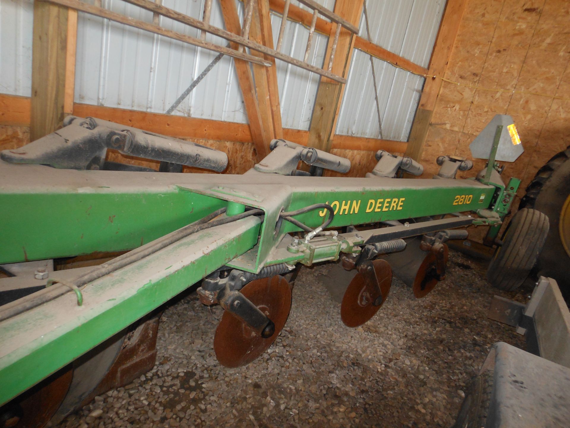 2810 JD 5 bottom hyd. vari width plow SN906175. - Image 2 of 3