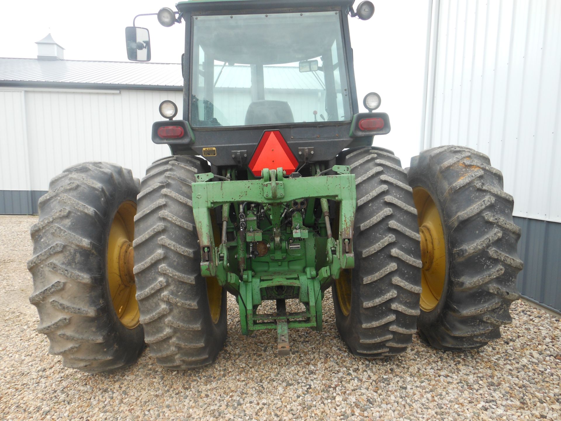 1981 JD 4640 2WD w/18.4-42 10 bolt duals, 3 valves & power beyond, front weight bracket & tank, Big - Image 4 of 5