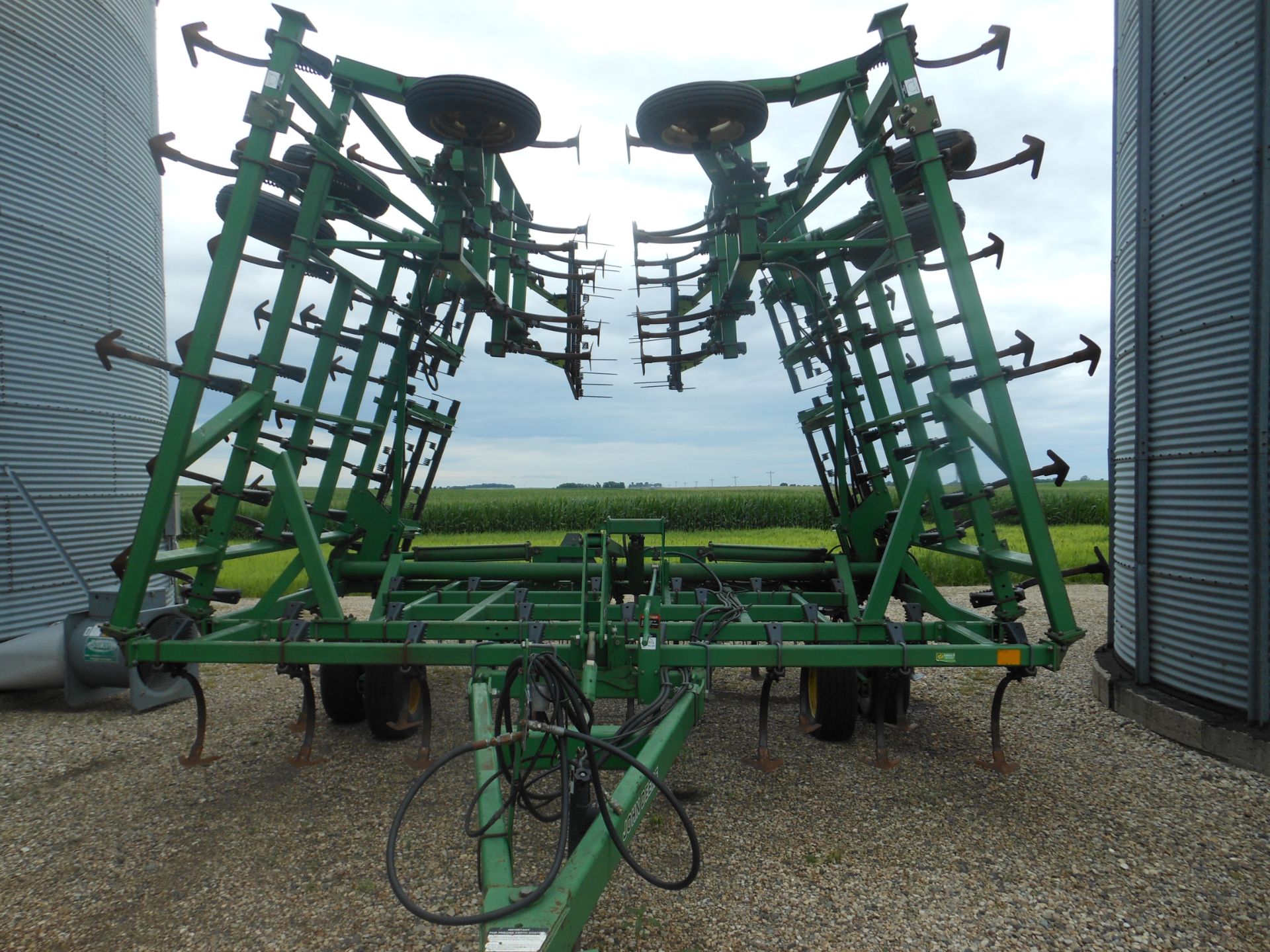 44 ½ 980 JD field cultivator, tine 3 bar leveler. - Image 2 of 2