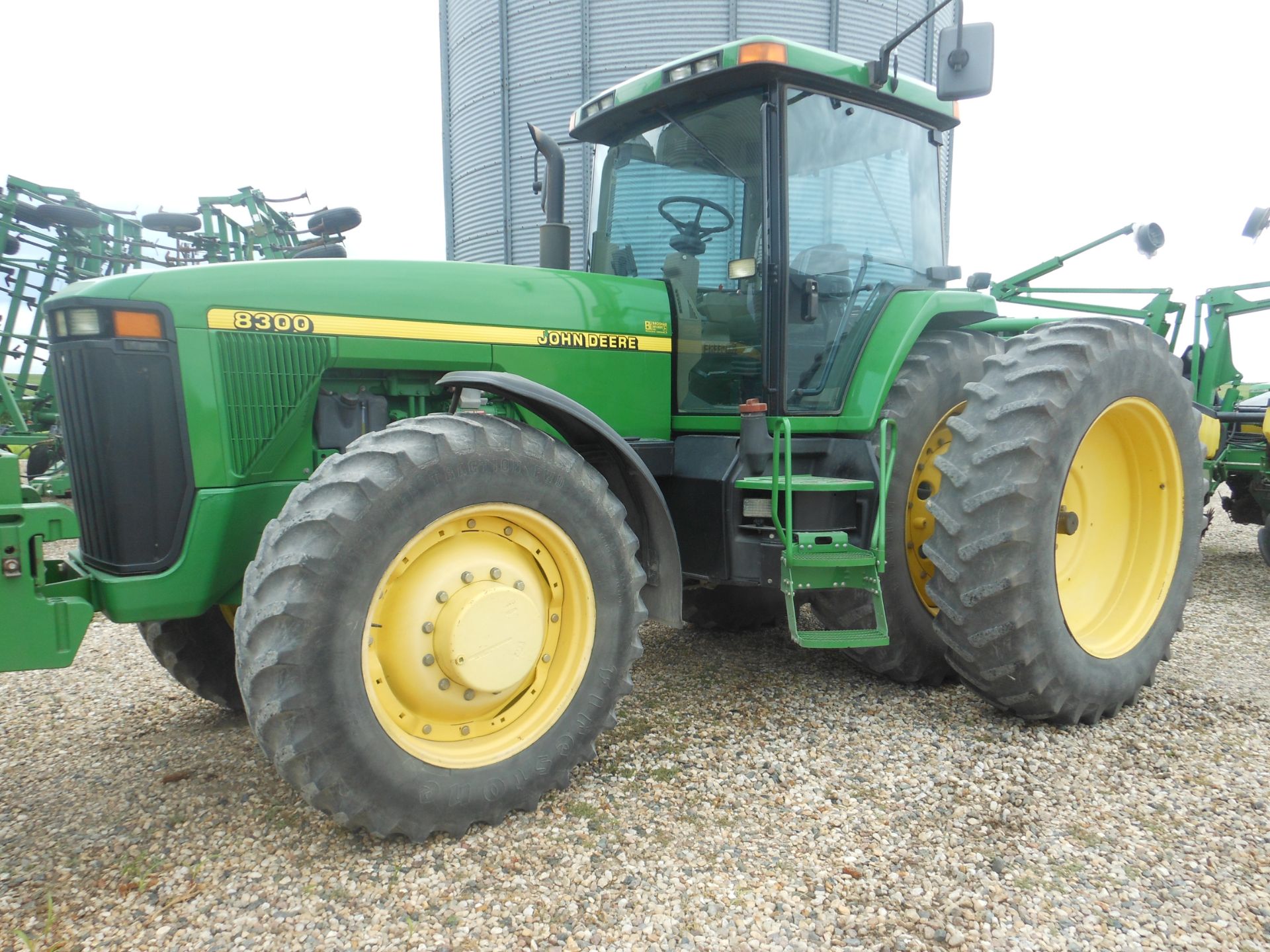 1997 8300 JD MFWD, 18.4 R46 10 bolt duals, 14.9-34 fronts, quick coupler, Big 1000 PTO, 6 front