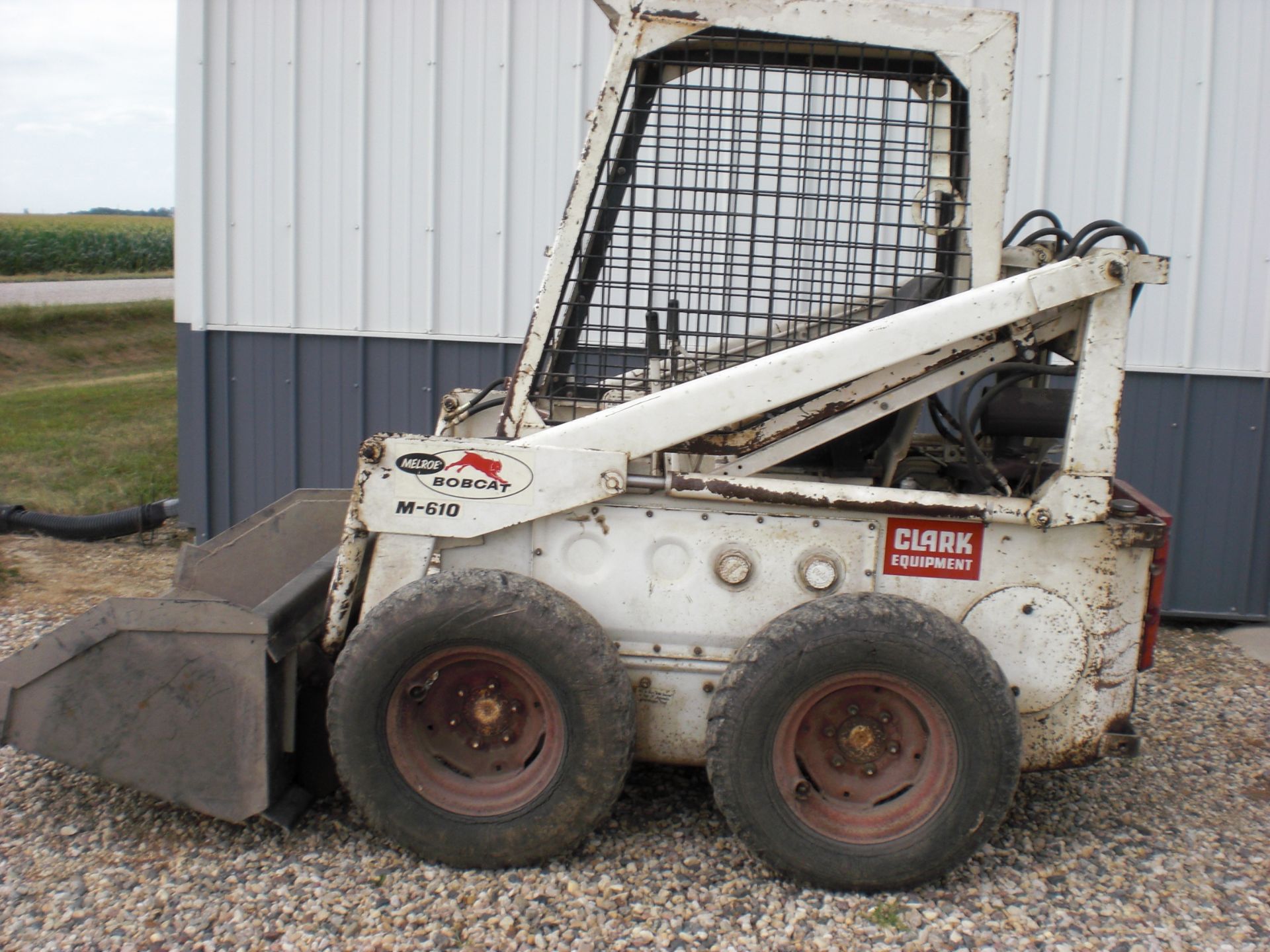 610 Bob Cat skid steer w/new bucket.