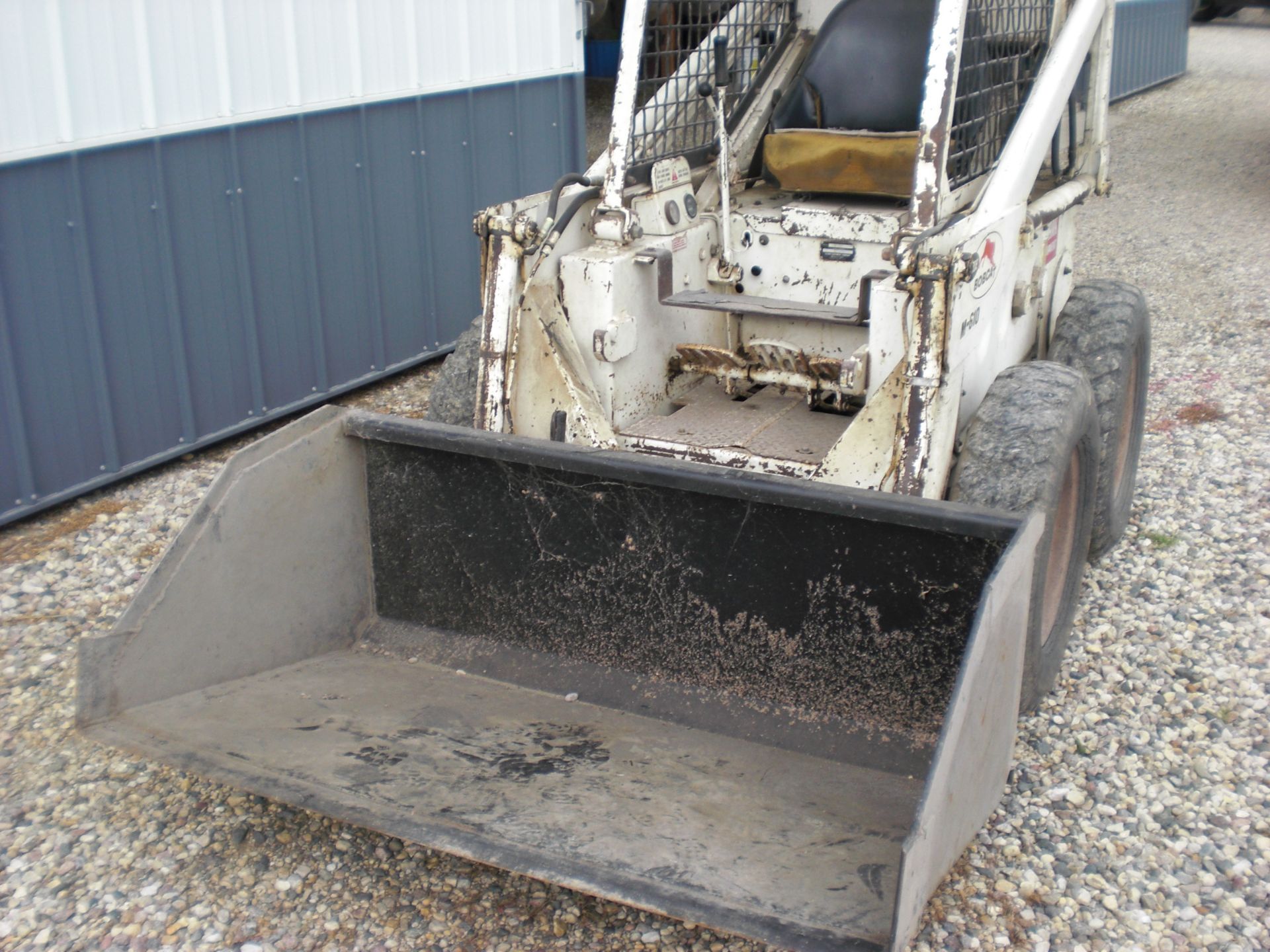 610 Bob Cat skid steer w/new bucket. - Image 2 of 2