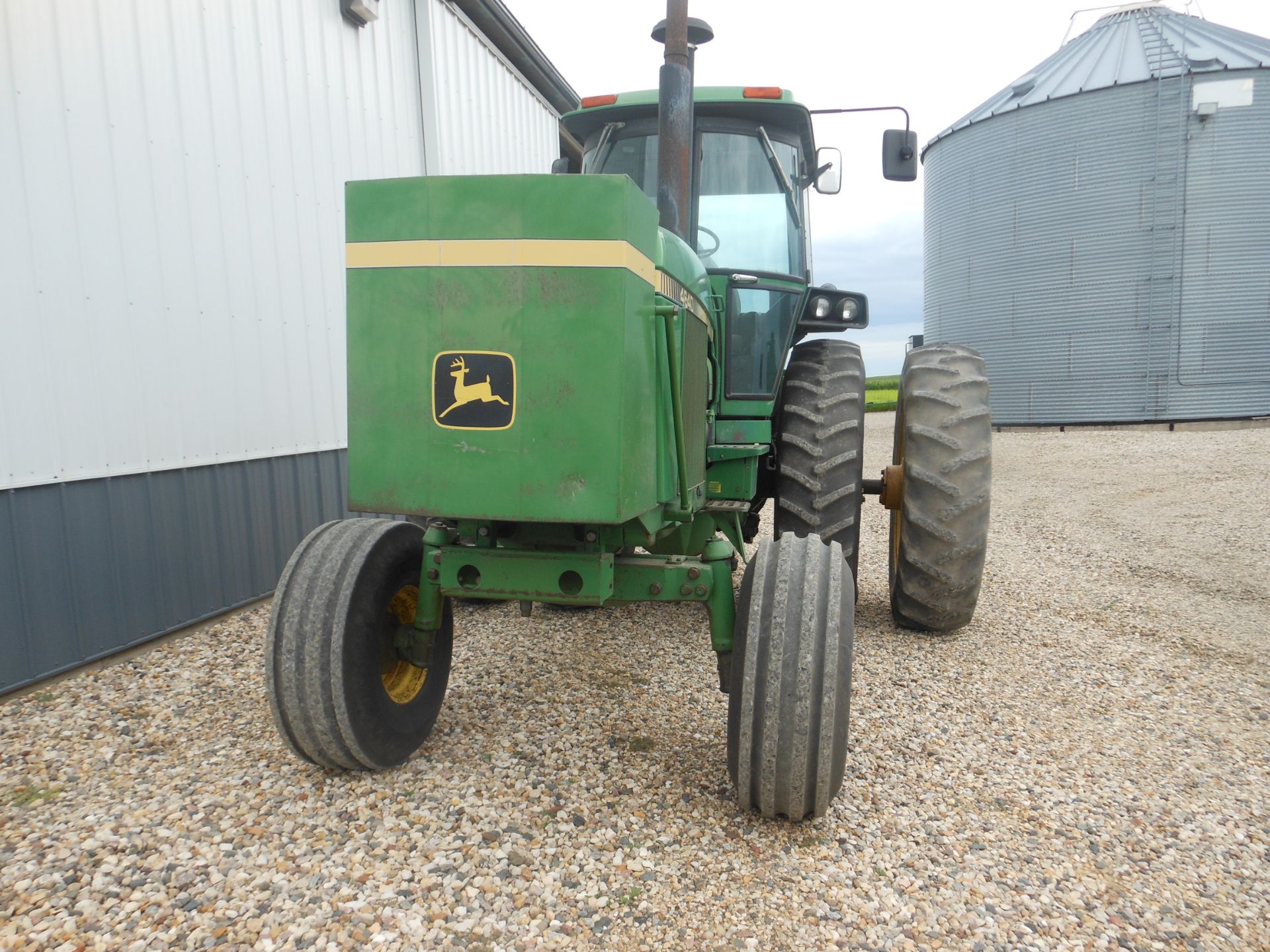 1981 JD 4640 2WD w/18.4-42 10 bolt duals, 3 valves & power beyond, front weight bracket & tank, Big - Image 2 of 5