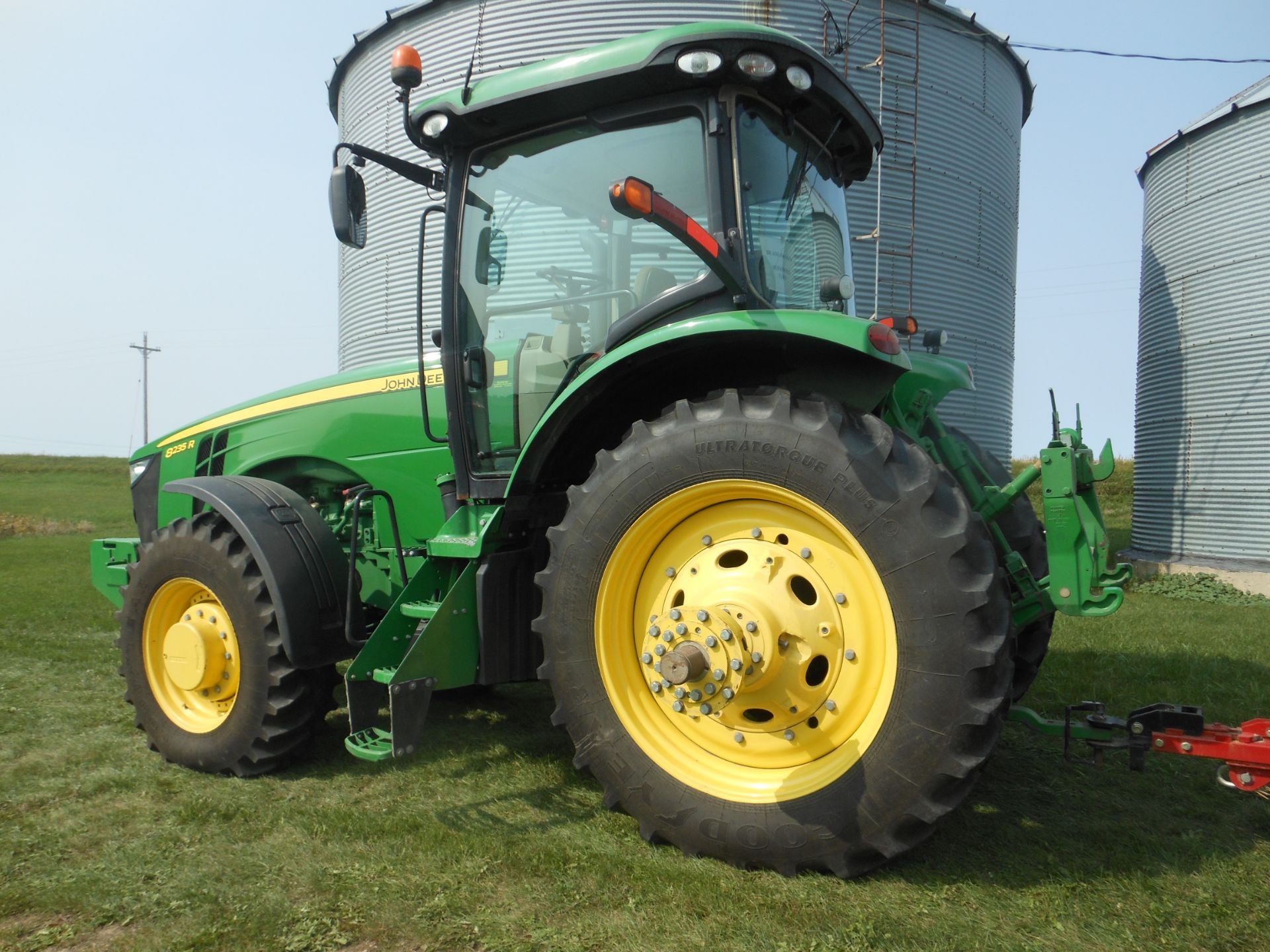 2014 JD 8235 R MFWD - Image 6 of 8