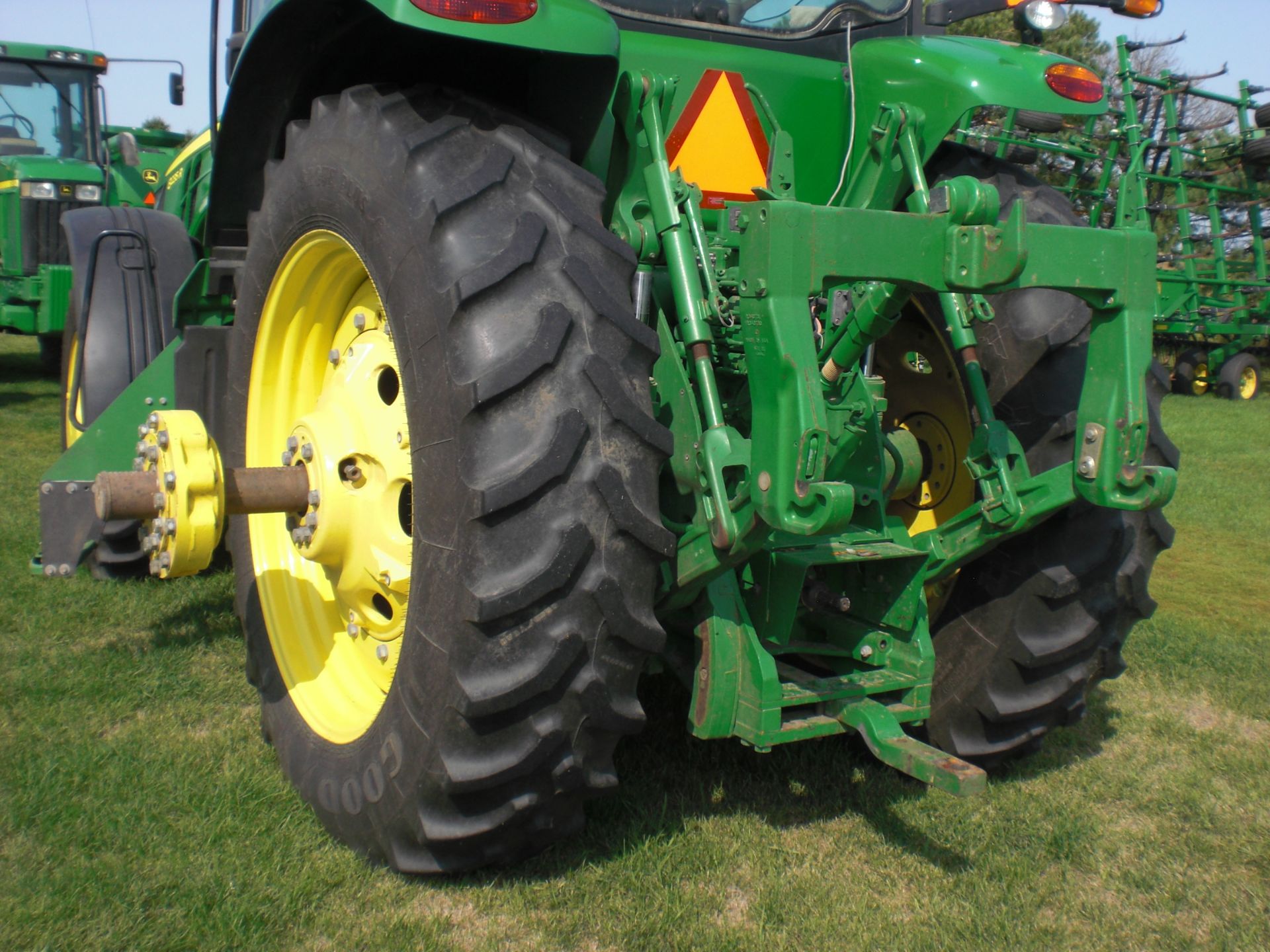 2014 JD 8235 R MFWD - Image 4 of 8