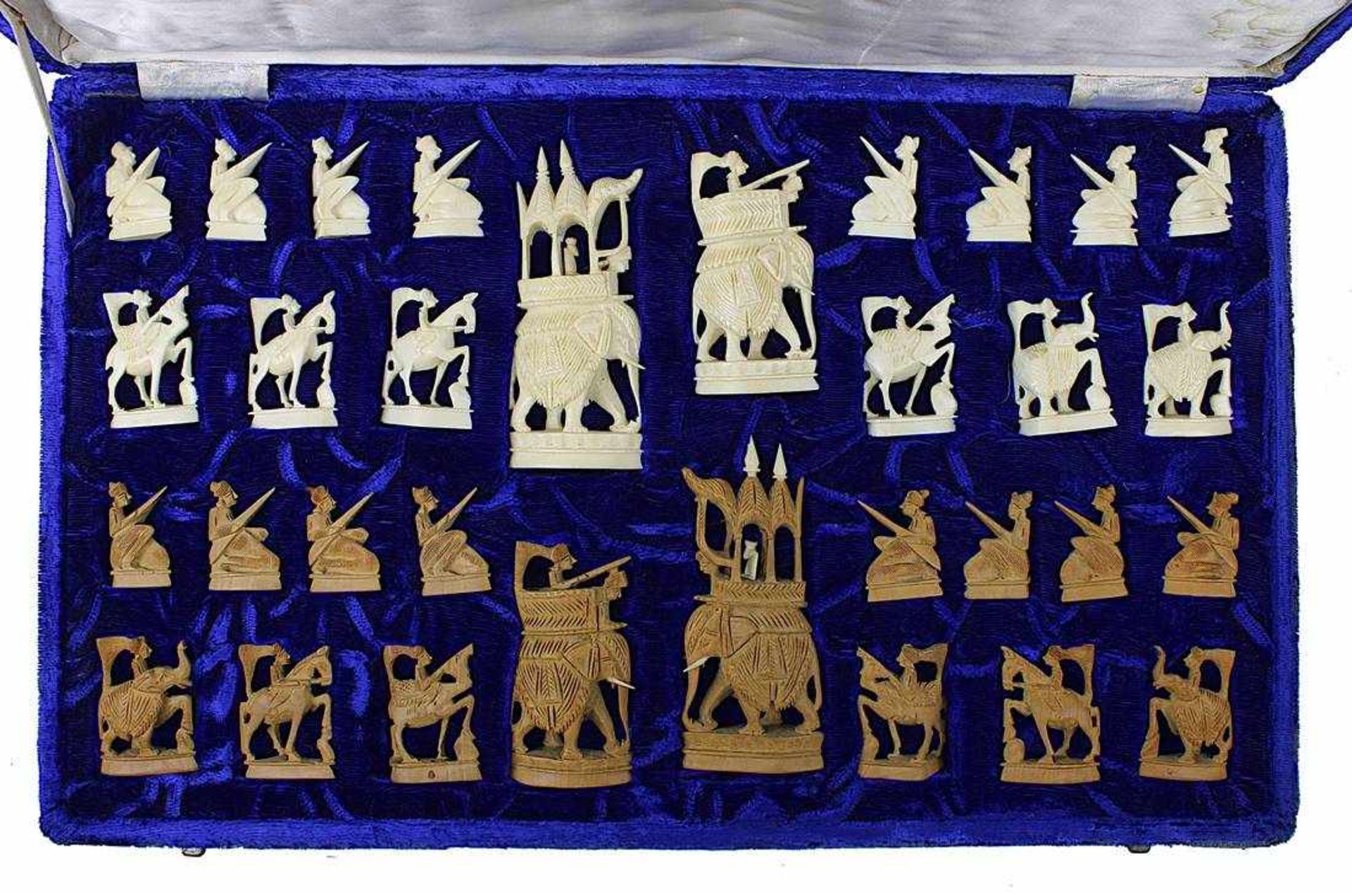 Schachspiel, mit Elfenbeinfiguren, Indien um 1970, im Ambawabi - Stil, eine Partie Figuren aus