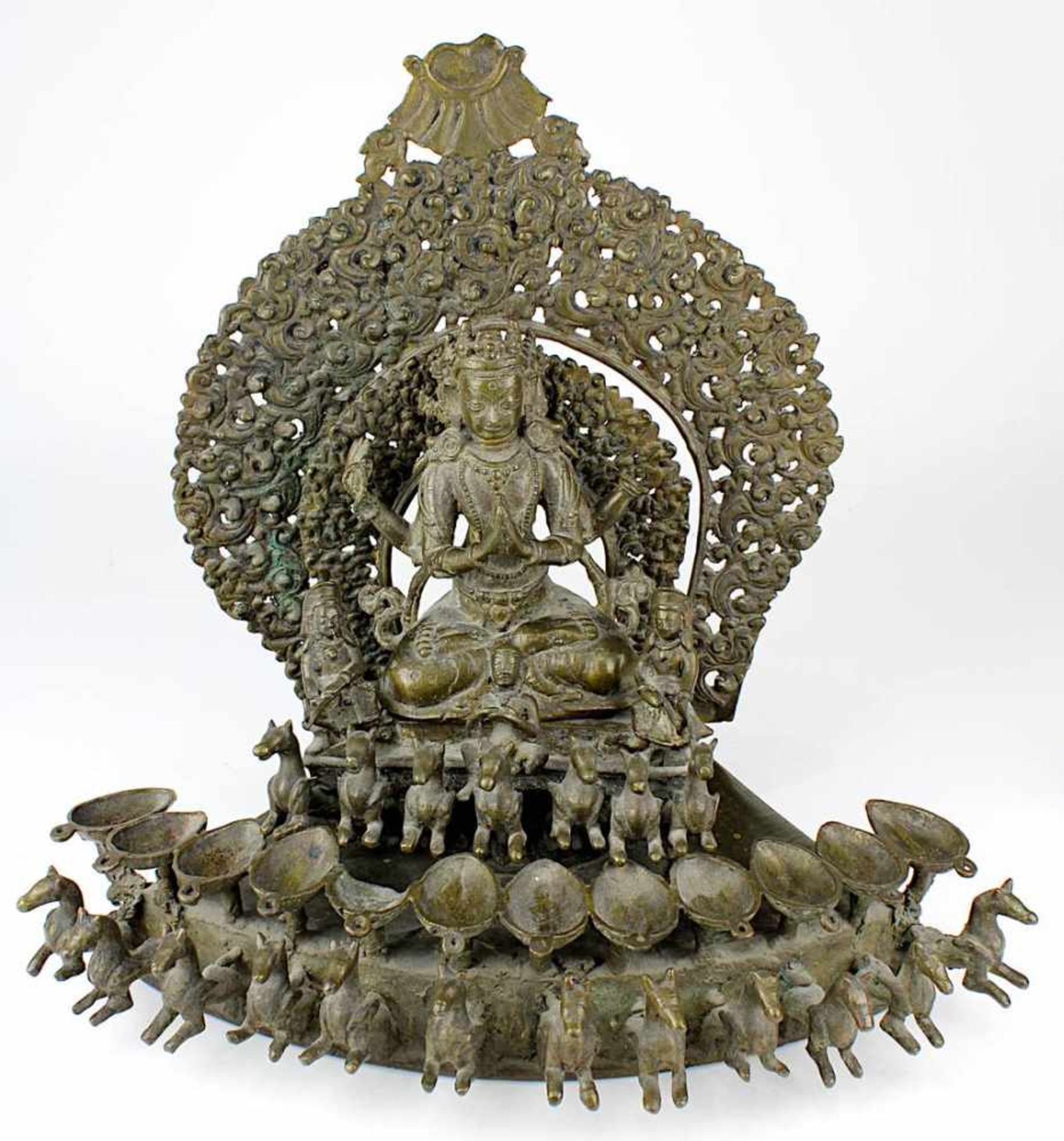 Indische Tempellampe mit Darstellung Shivas, Bronze, 19. Jh., Unterteil mit 12 Brennstellen und 12