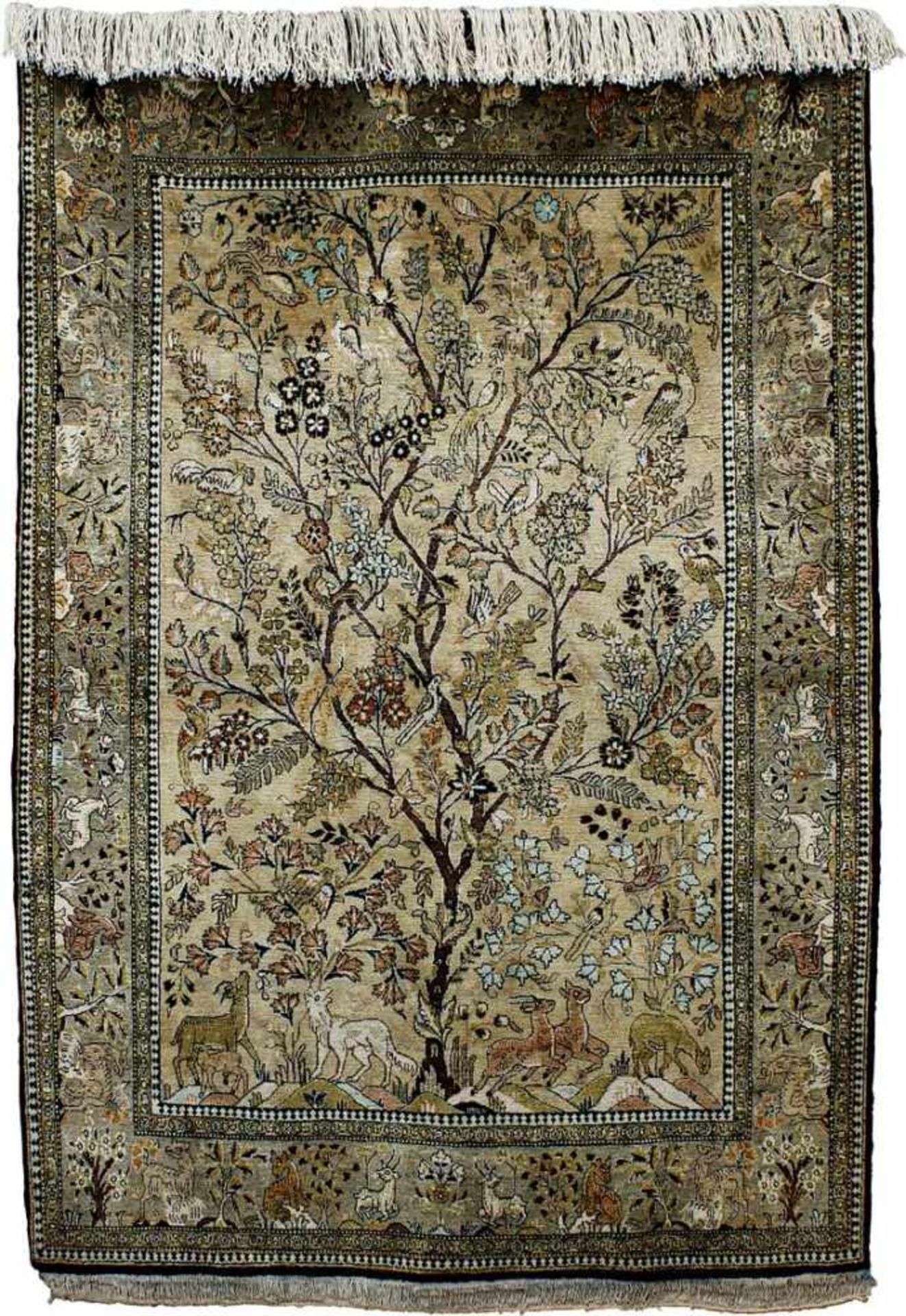 Ghom, Persien, 2.H.20.Jh., Seide, beiger Fond mit Baum-, Vogel- und Tiermotiven, mehrfache Bordüre