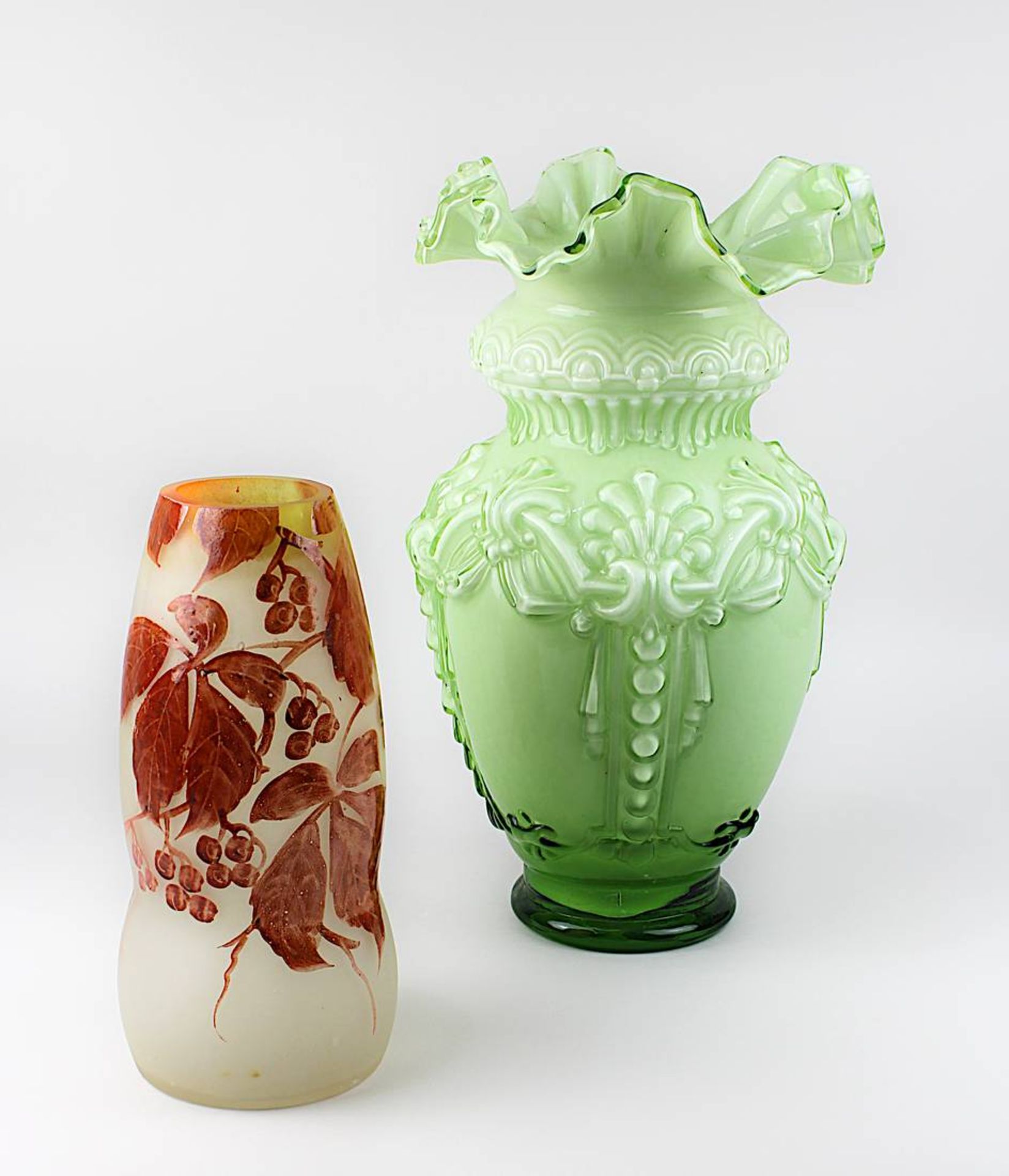 Zwei Jugendstilvasen, Frankreich 1900-1910, eine kleine Vase aus Klarglas matt geätzt, in