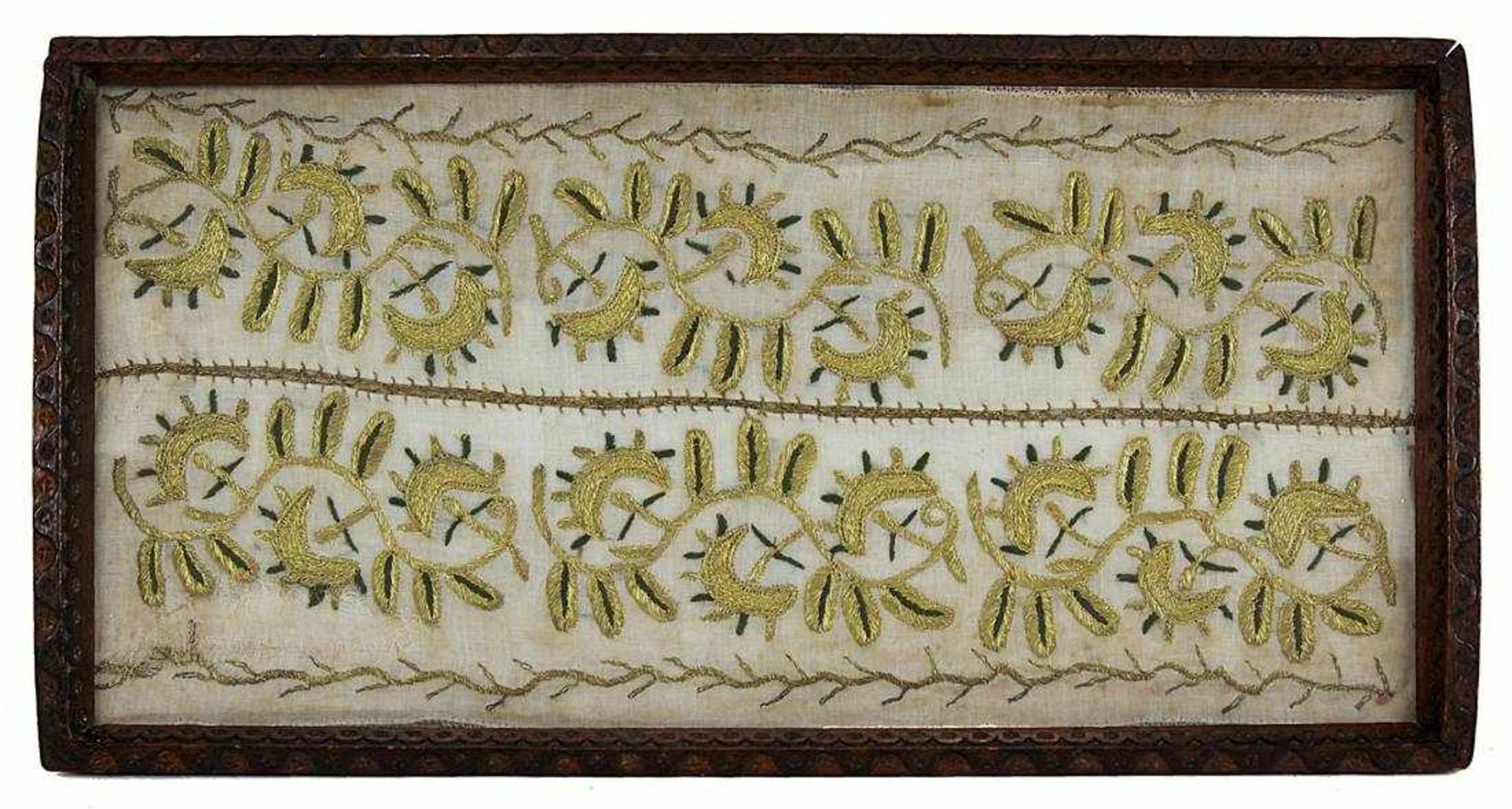 Stickerei, Anfang 19. Jh., Goldfäden auf Seide, als gold-grüne Blattranken, 36,5 x 18,5 cm, unt.
