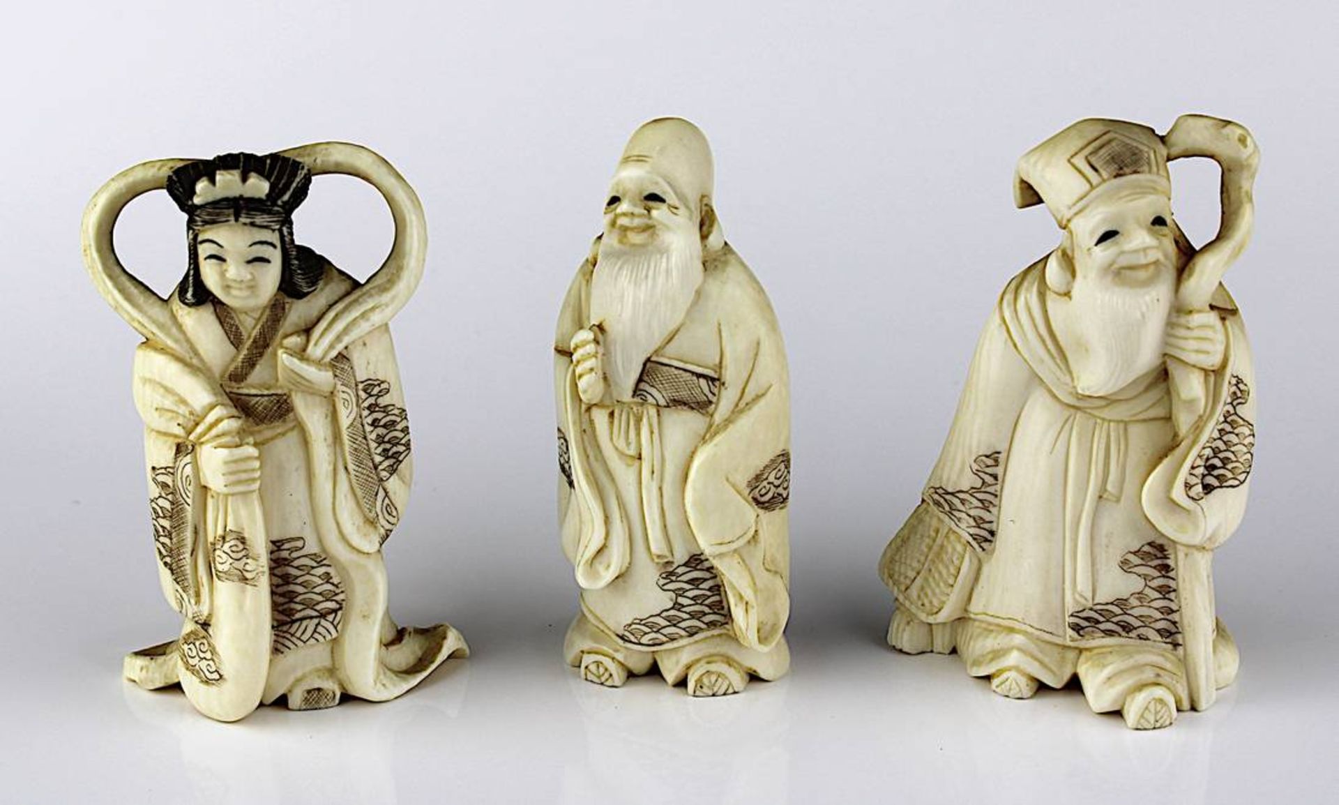 3 kleine Elfenbein-Okimonos, Japan um 1920, jew. aus einem Stück geschnitzt: Geisha, lachender