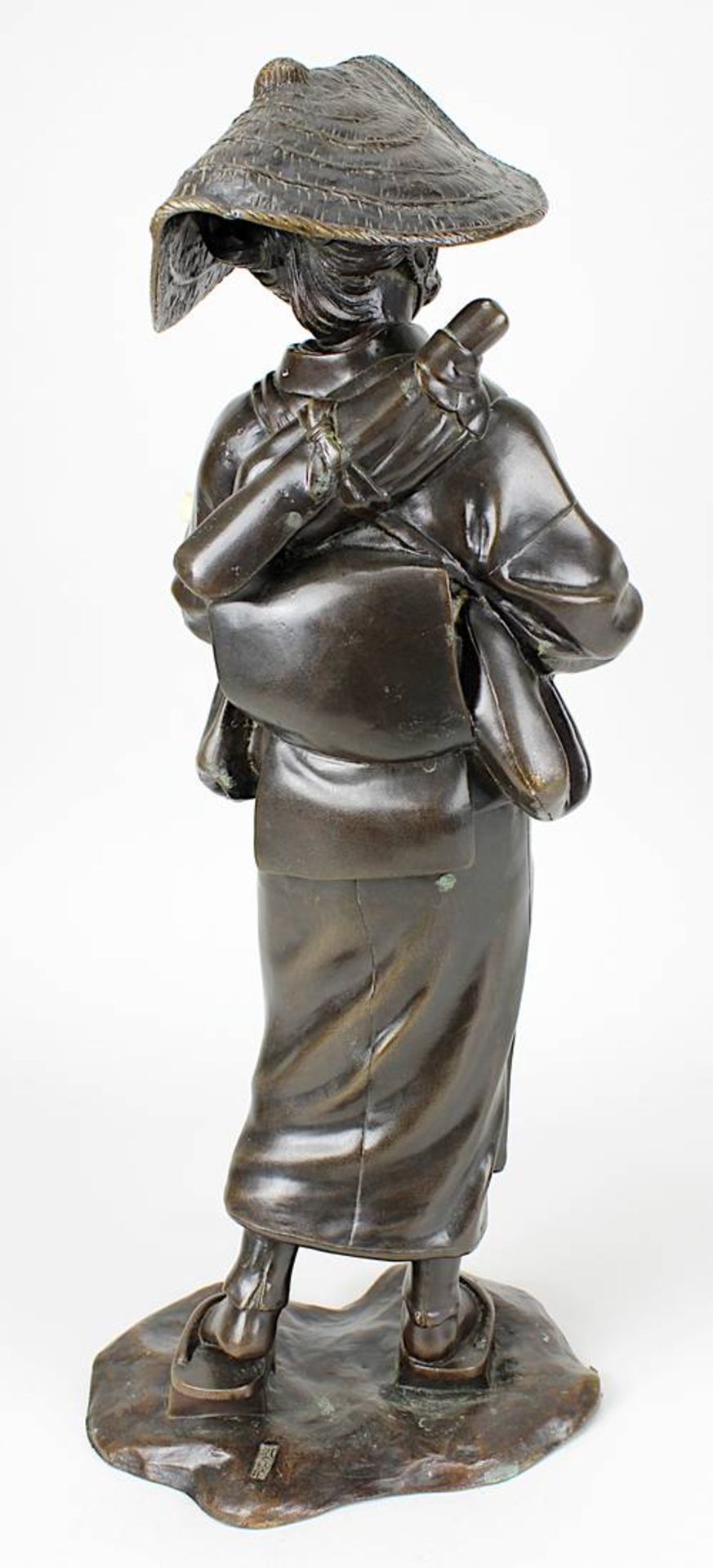 Bronzekünstler, Japan, Meiji-Zeit, Ende 19.Jh., Japanerin mit Saiteninstrument, Bronzefigur mit - Bild 3 aus 5