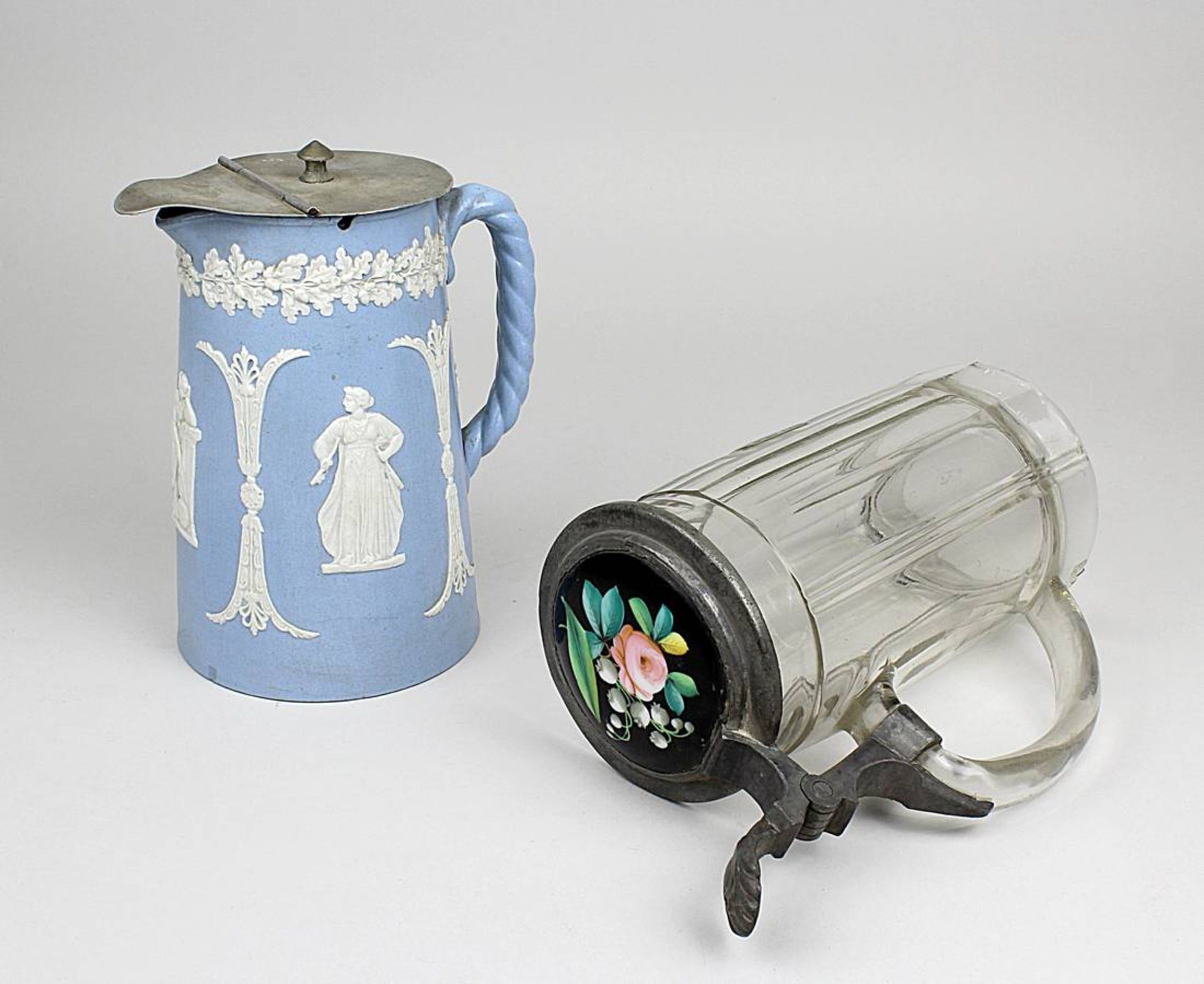 Bierkrug aus Glas, dt., Ende 19.Jh, Zinndeckel mit bemaltem Porzellaneinsatz, H 21 cm, Stand mit