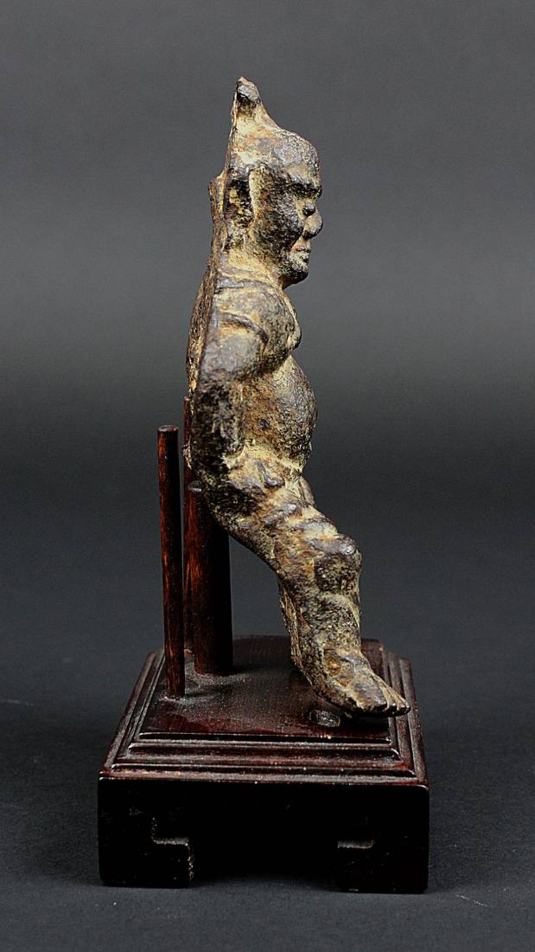 Kleine Ming-Wächterfigur, Eisen, plastische Figur eines sitzenden Wächters, mit oxidierter - Bild 4 aus 4
