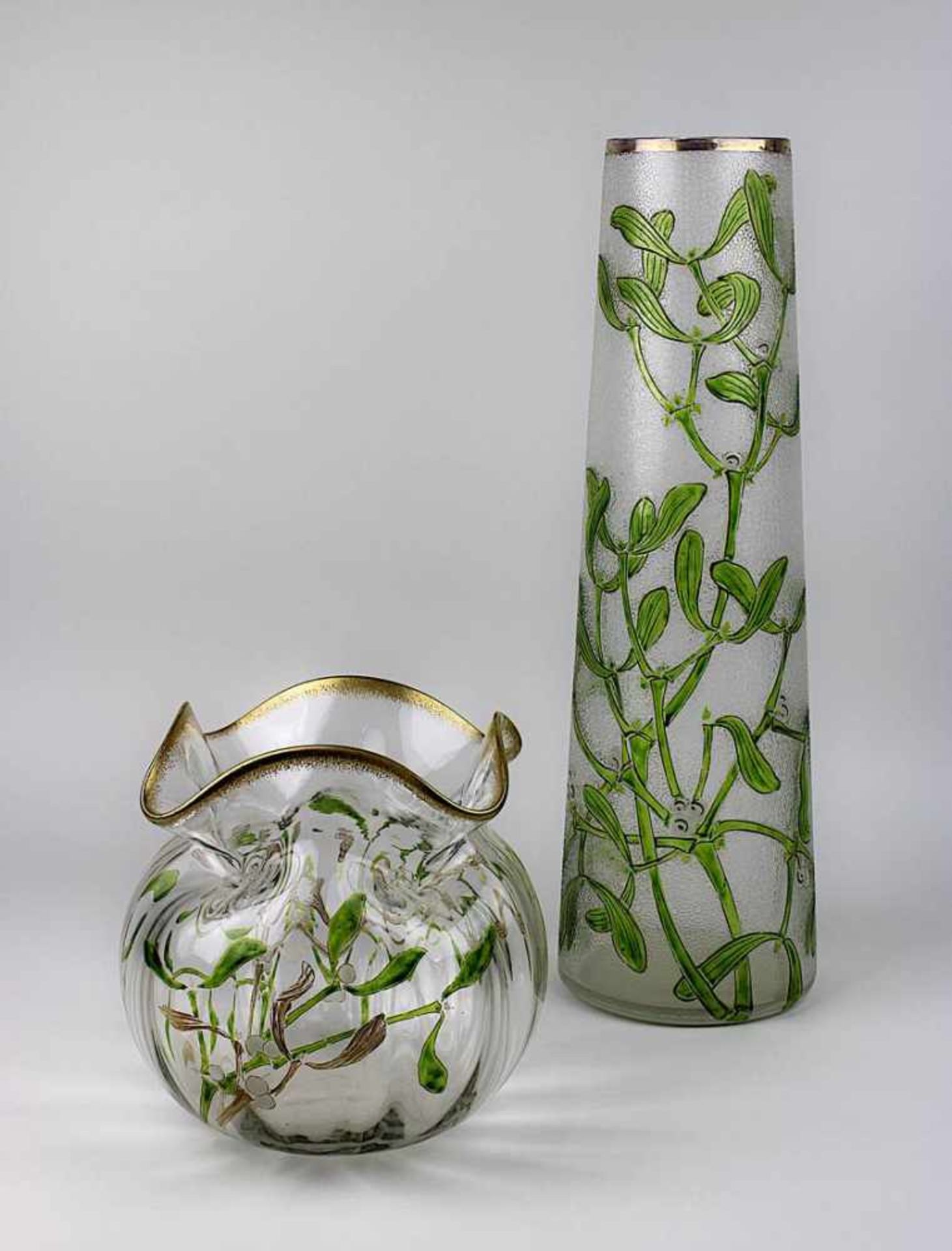 Zwei Jugendstilvasen mit Misteldekor, Frankreich um 1900, eine kugelförmige, mundgeblasene Vase