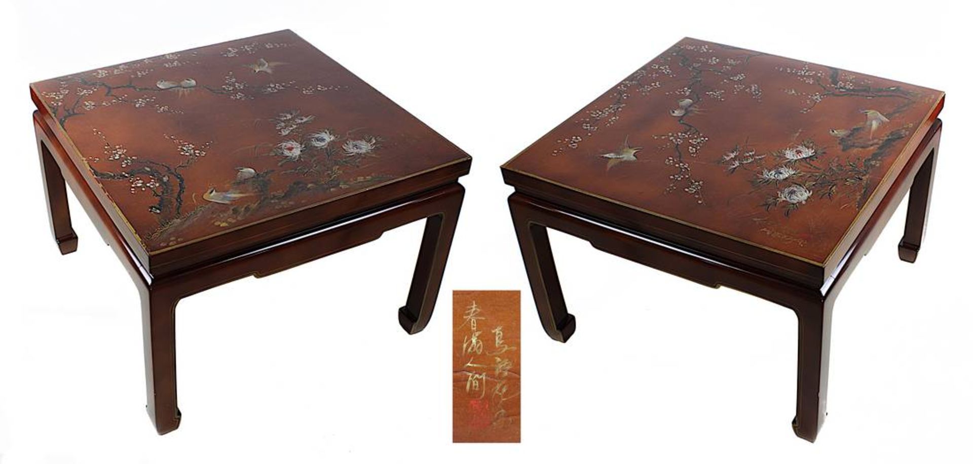 Paar Lacktische, China 2. Hälfte 20. Jh., rot-brauner Lack, Platten farbig bemalt mit Vögeln und