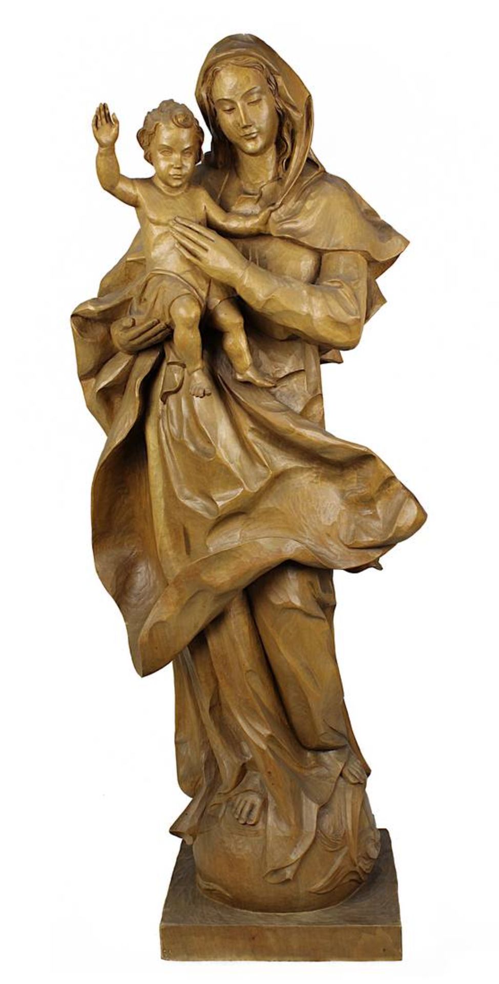 Maria mit dem Jesusknaben, Lindenholz geschnitzt, 1963, im Barockstil,  auf viereckiger Plinthe