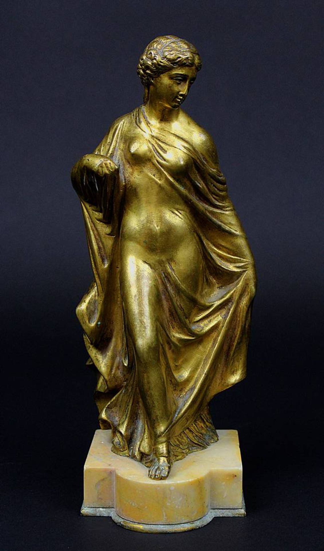 Bronzefigur, vergoldet, 19. Jh., schreitende Frauefigur in Gewandung der Antike, die linke