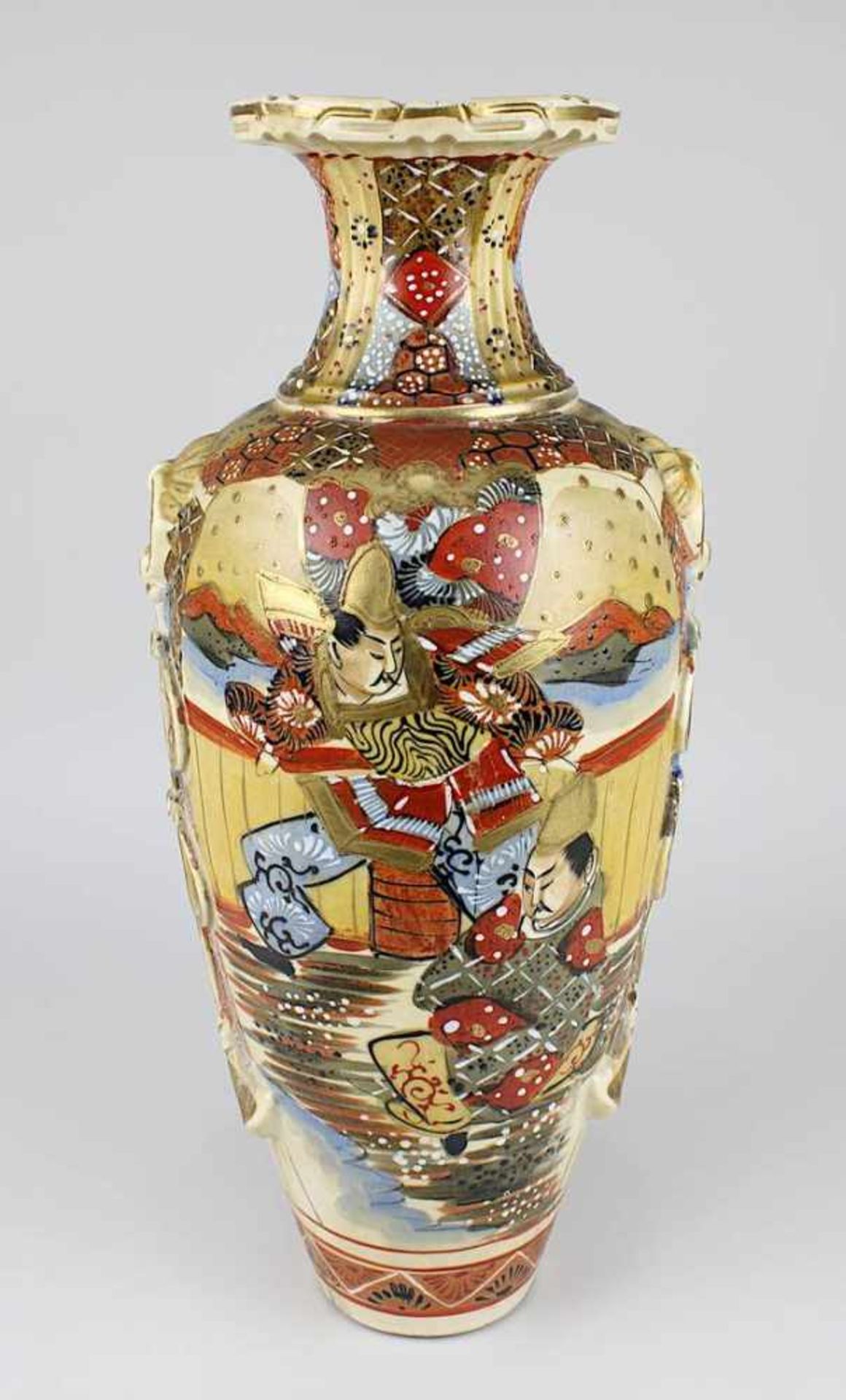 Satsuma - Vase Japan 1. H. - Mitte 20. Jh., Keramik, in Balusterform, farbig und gold staffiert,