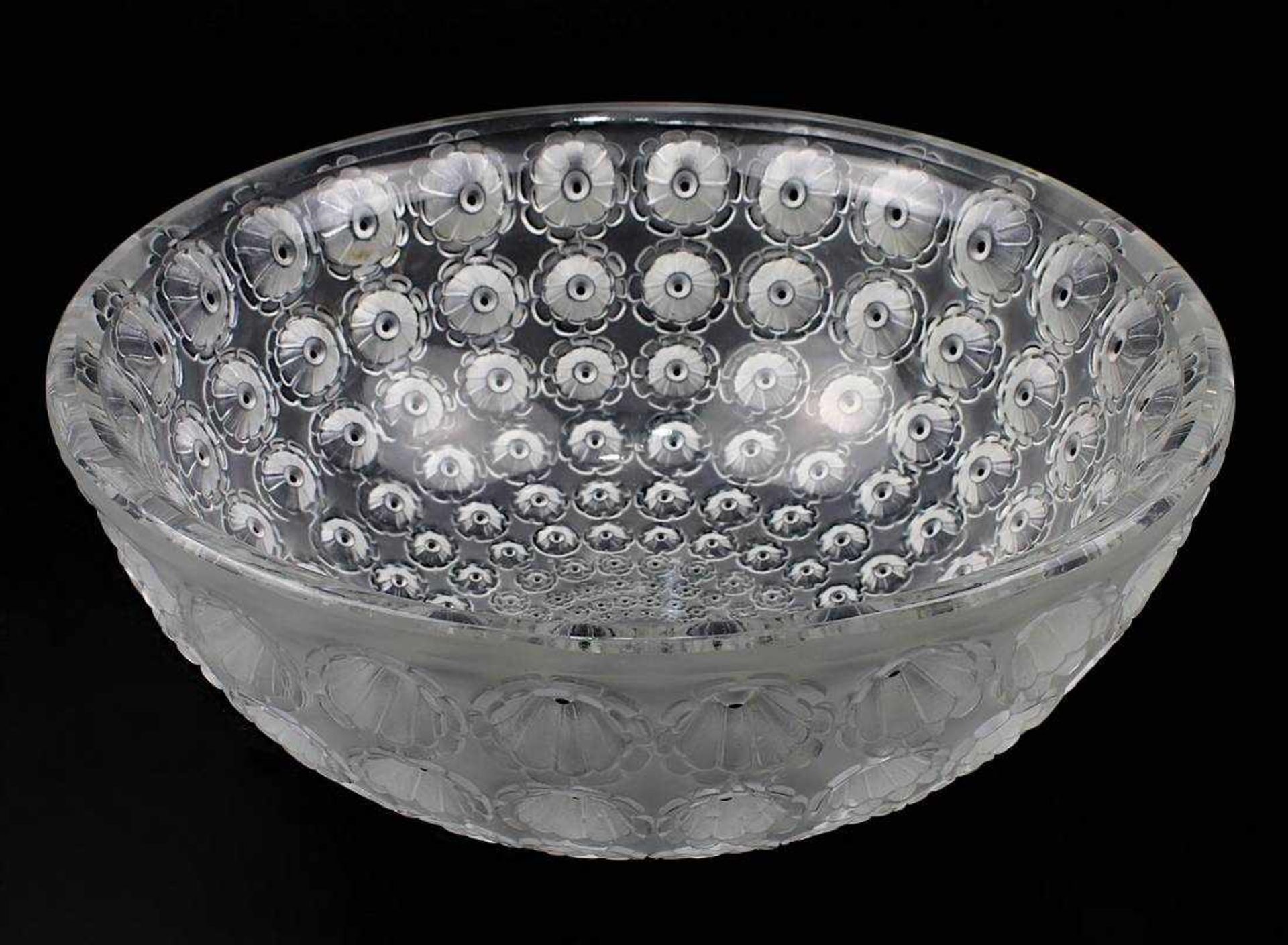 Lalique Schale Nemours, um 1950, farbloses Glas außen satiniert und partiell schwarz emailliert,