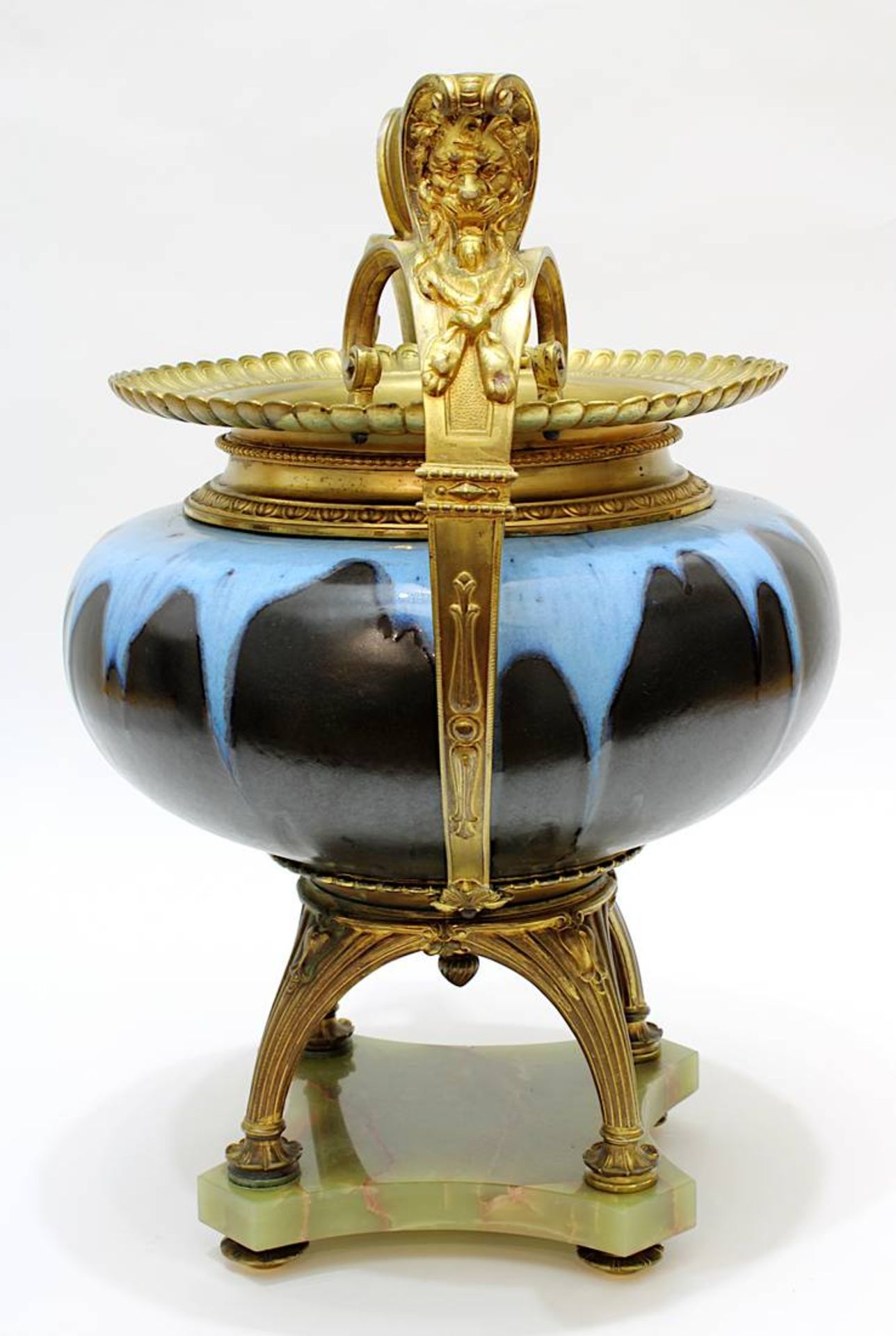Historismus Keramik-Cachepot mit vergoldeter Bronzemontur, um 1880, gebauchter Keramikkorpus mit - Bild 2 aus 2