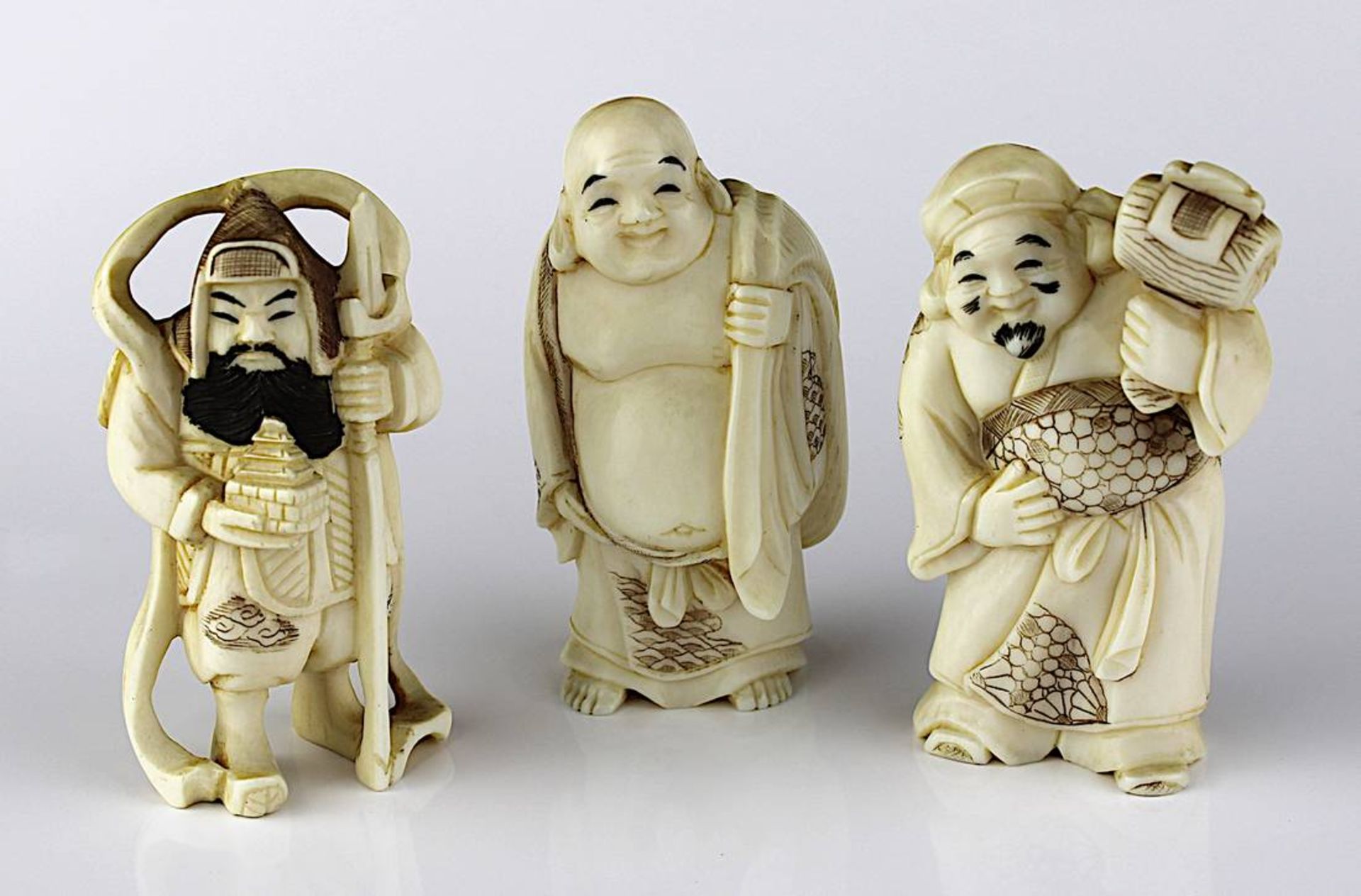 3 kleine Elfenbein-Okimonos, Japan um 1920, jeweils aus einem Stück geschnitzt: Krieger,