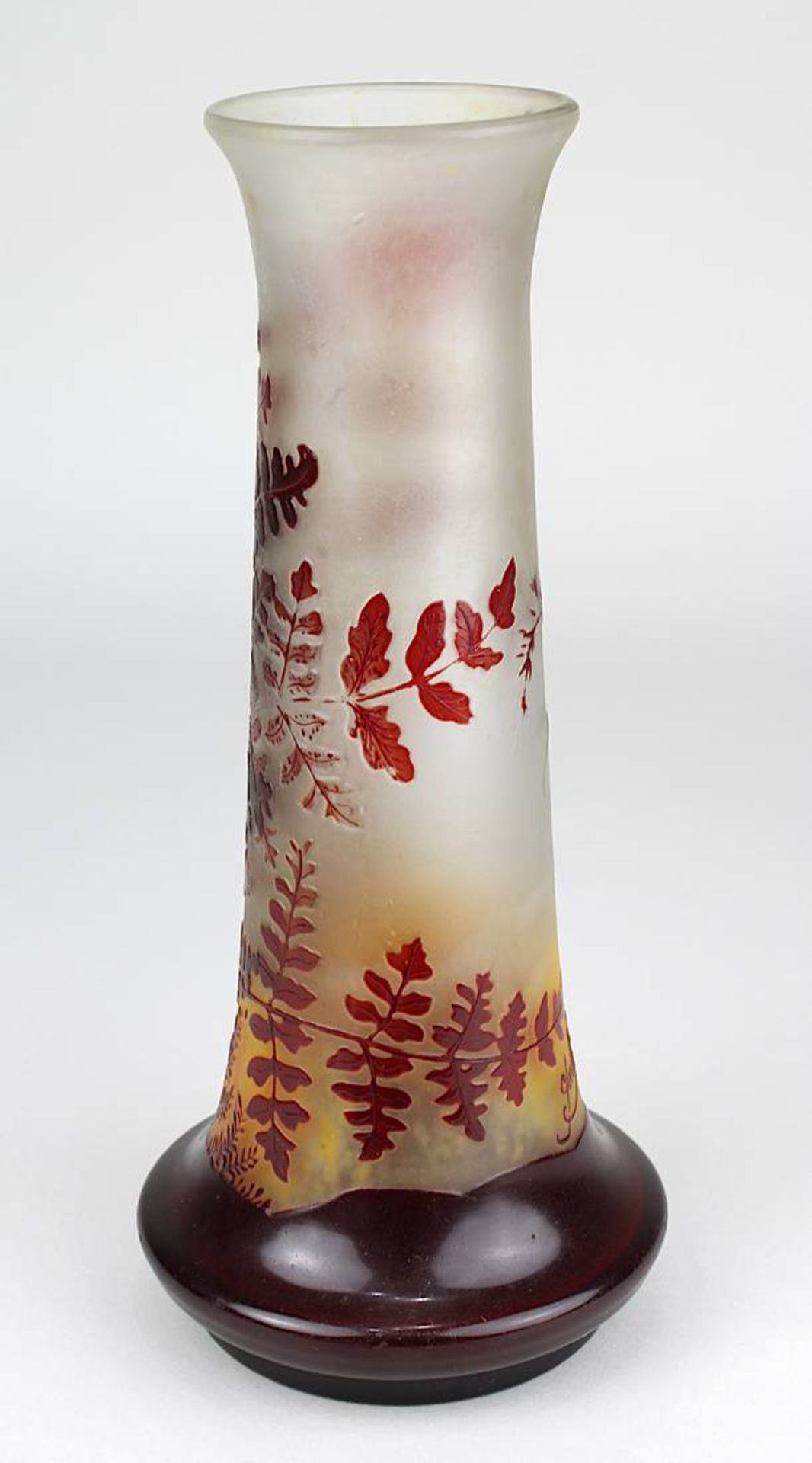 Gallé Jugendstil-Vase mit Farndekor, Nancy 1906-1914, Klarglaskörper mit orangefarbenem opakem - Image 2 of 4